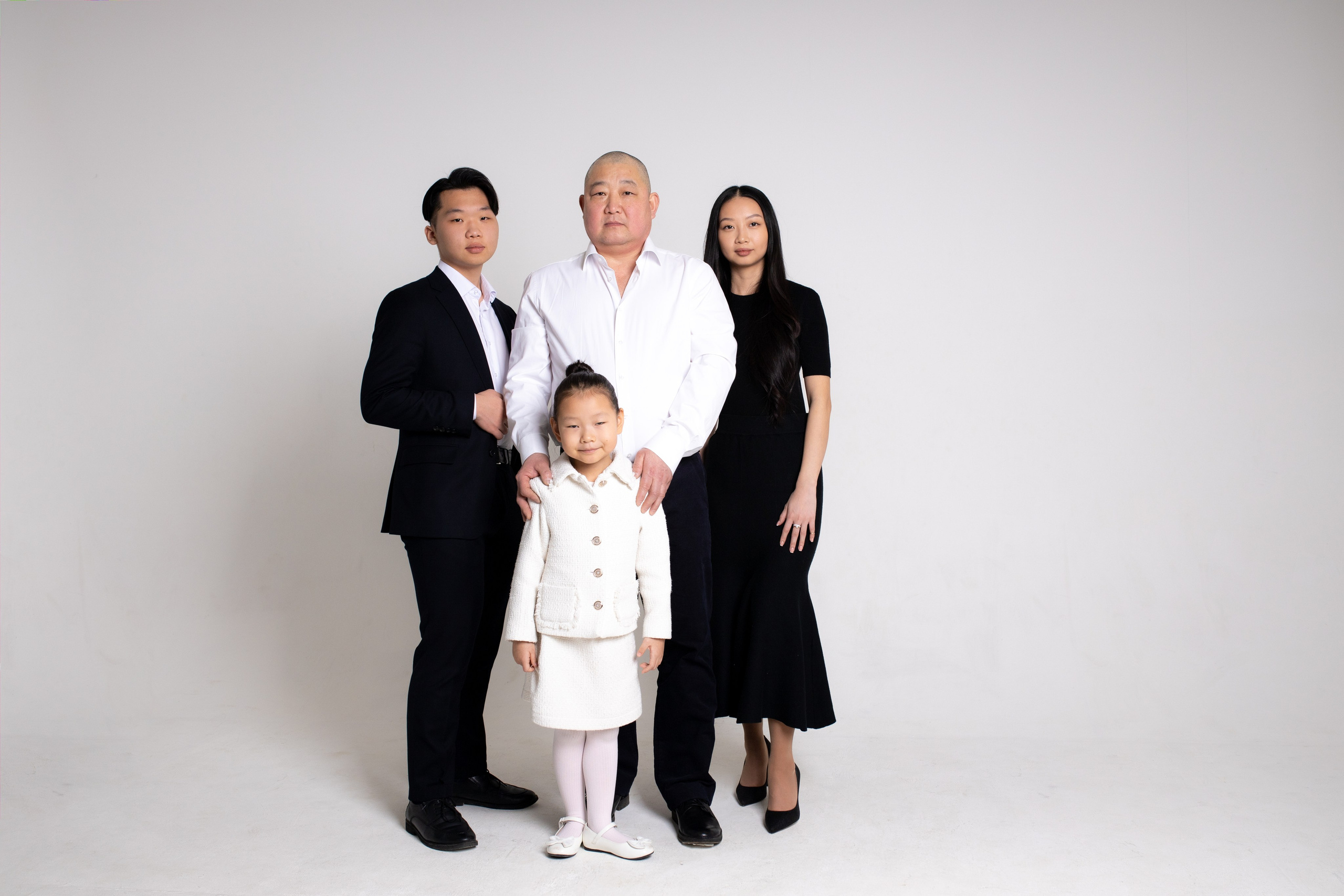 Семейная фотосессия на циклораме с импульсным светом. Фотограф в Железнодорожном и Балашихе