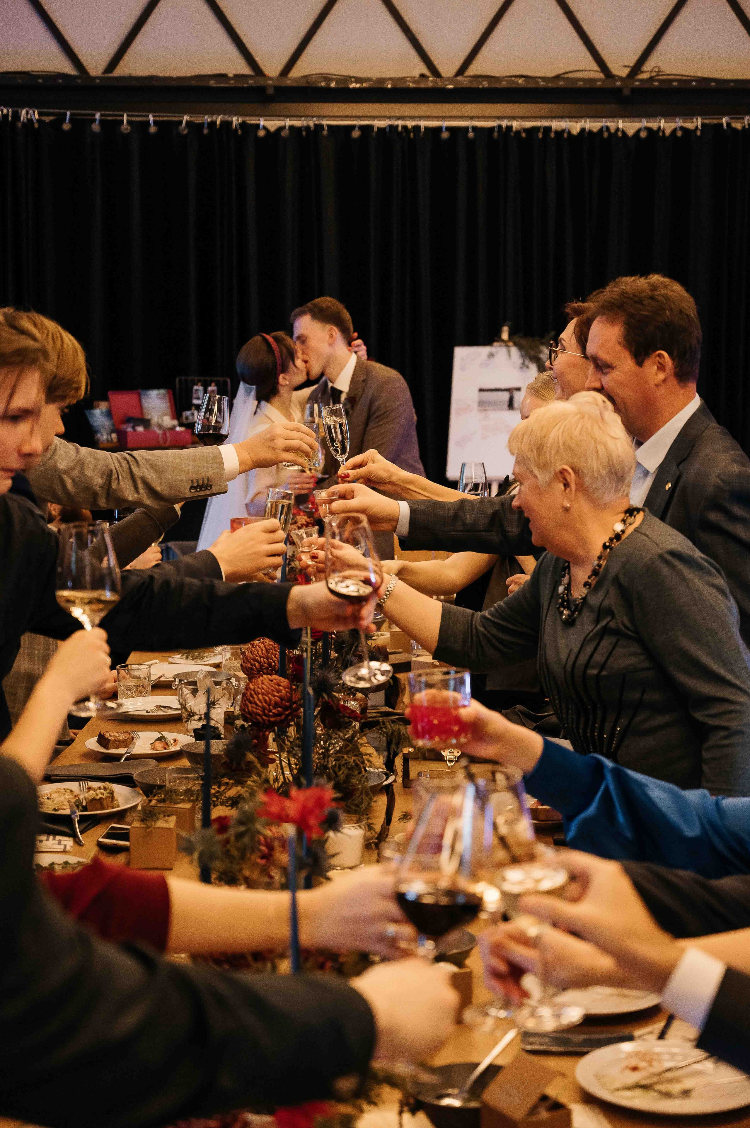 Утро невесты в гостинице. Свадебный и семейный фотограф в Котласе Никита Попов