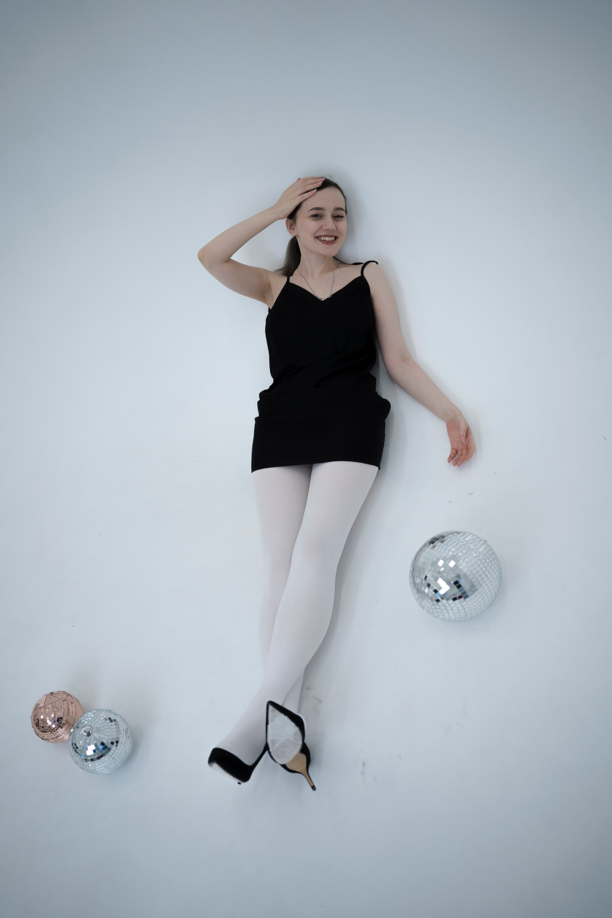 ДЕВОЧКА НА ШАРЕ. Главная