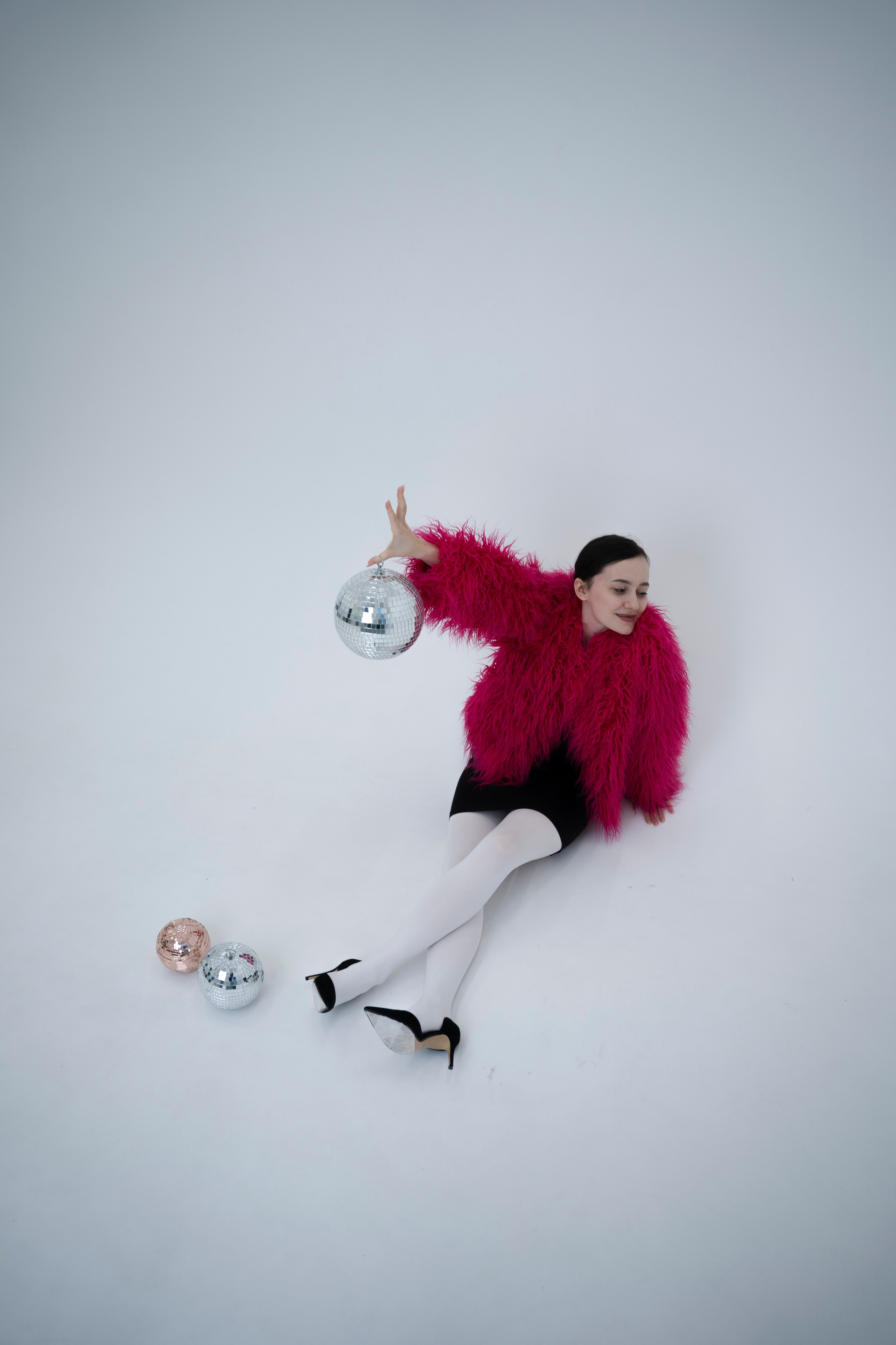 ДЕВОЧКА НА ШАРЕ. Главная