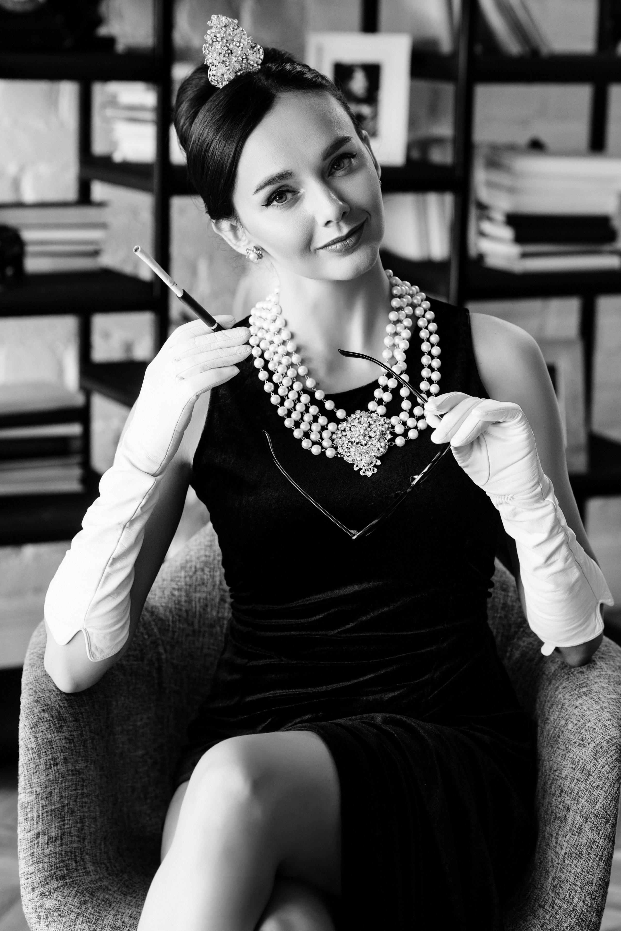 Фотосессия в стиле ретро с мундштуком в белых перчатках и черном платье