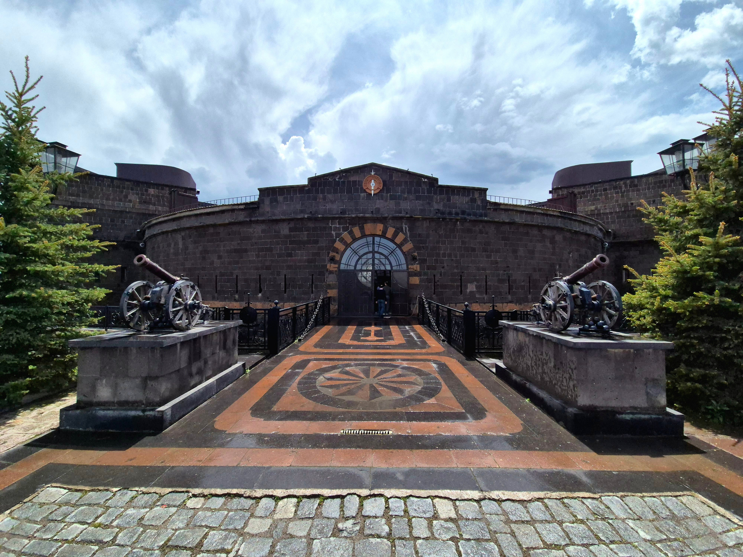 Черная крепость (Сев-берд) - крепость середины XIX в., построенная для защиты границы после окончания русско-турецкой войны 1828-1829 годов. 