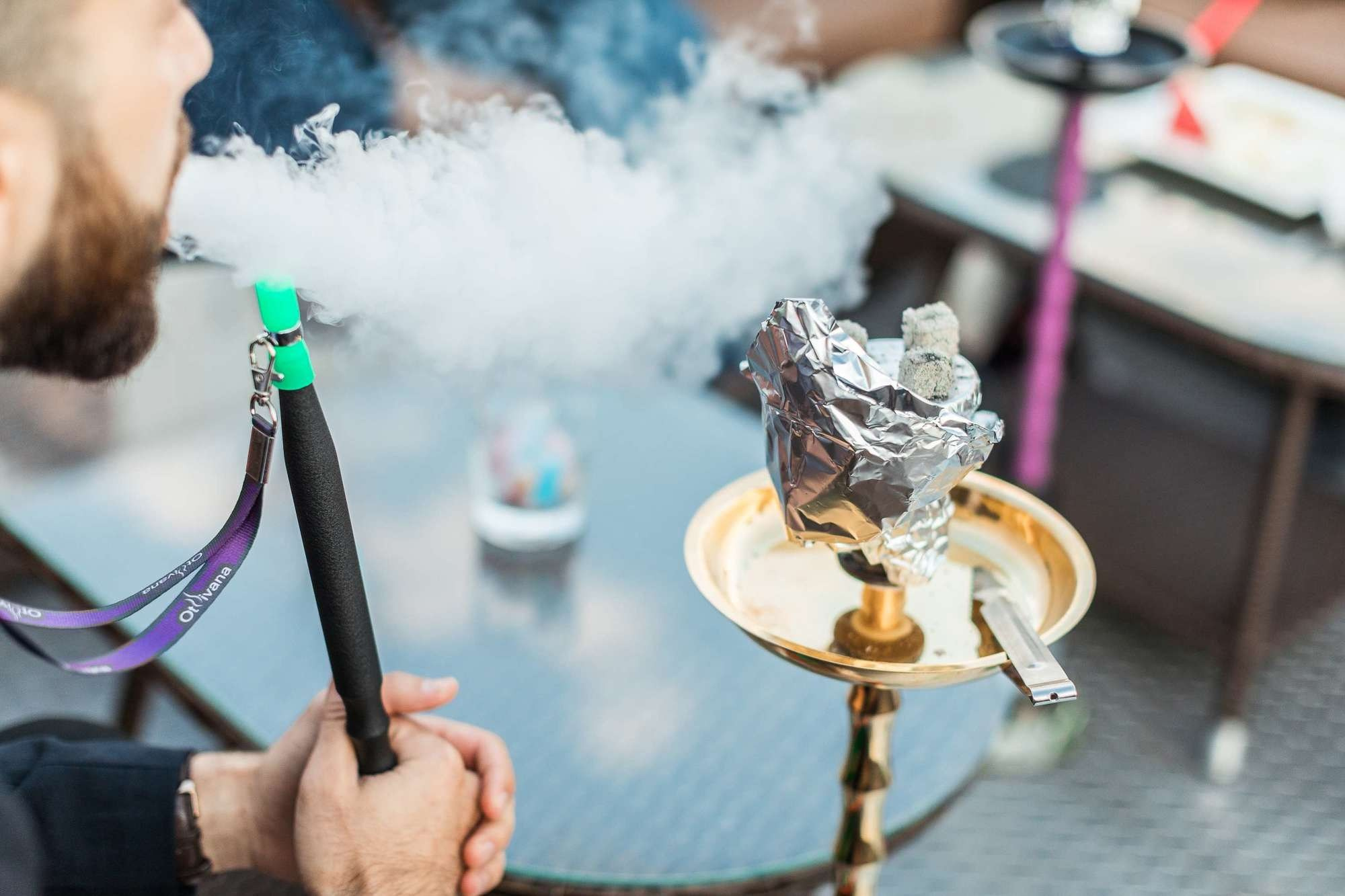 Мужчина курит кальян