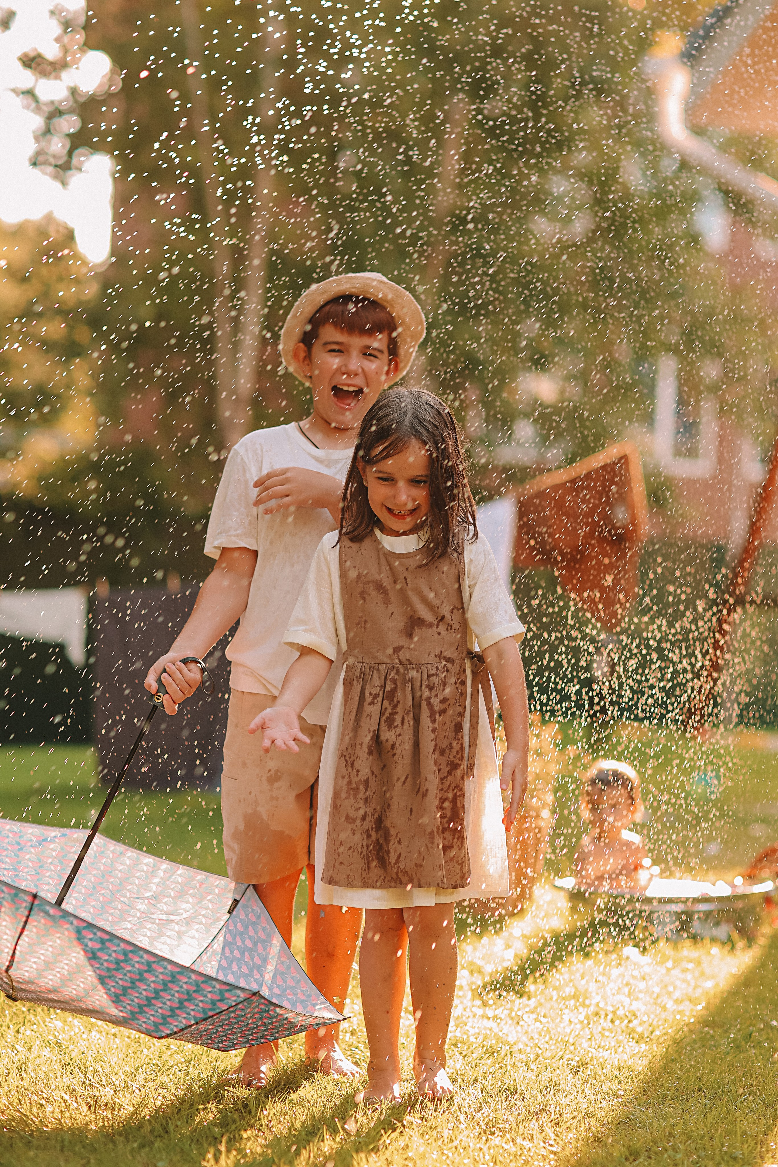 Стирка у дома. Семейный фотограф Тюмень, фотограф на роды Салмина Мария
