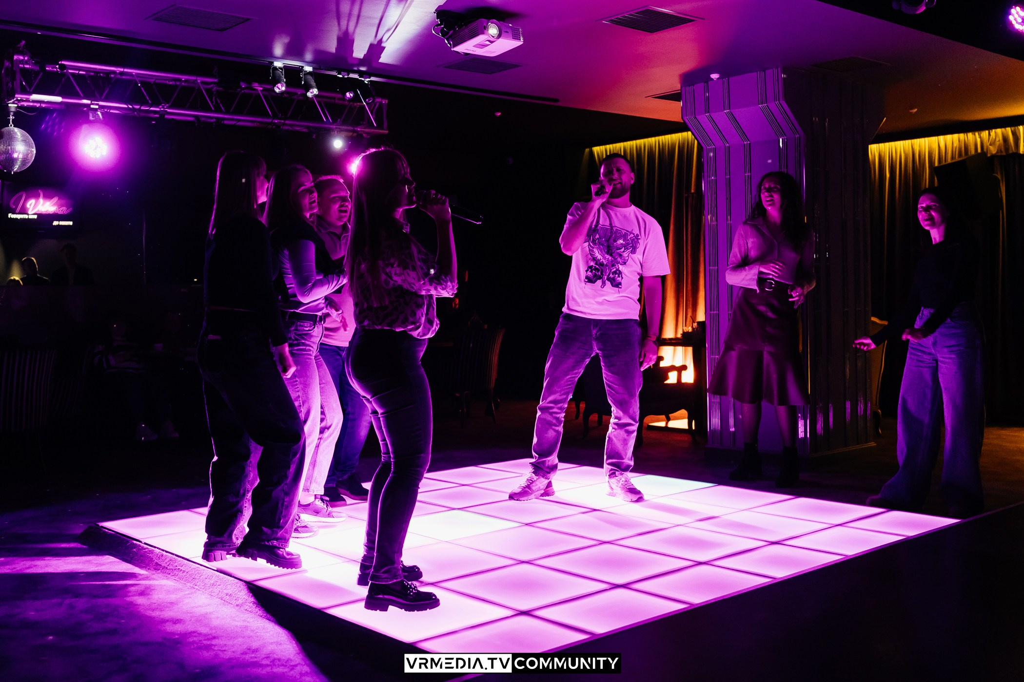 Караоке-бар «Volna»: Мир, труд, май, запевай