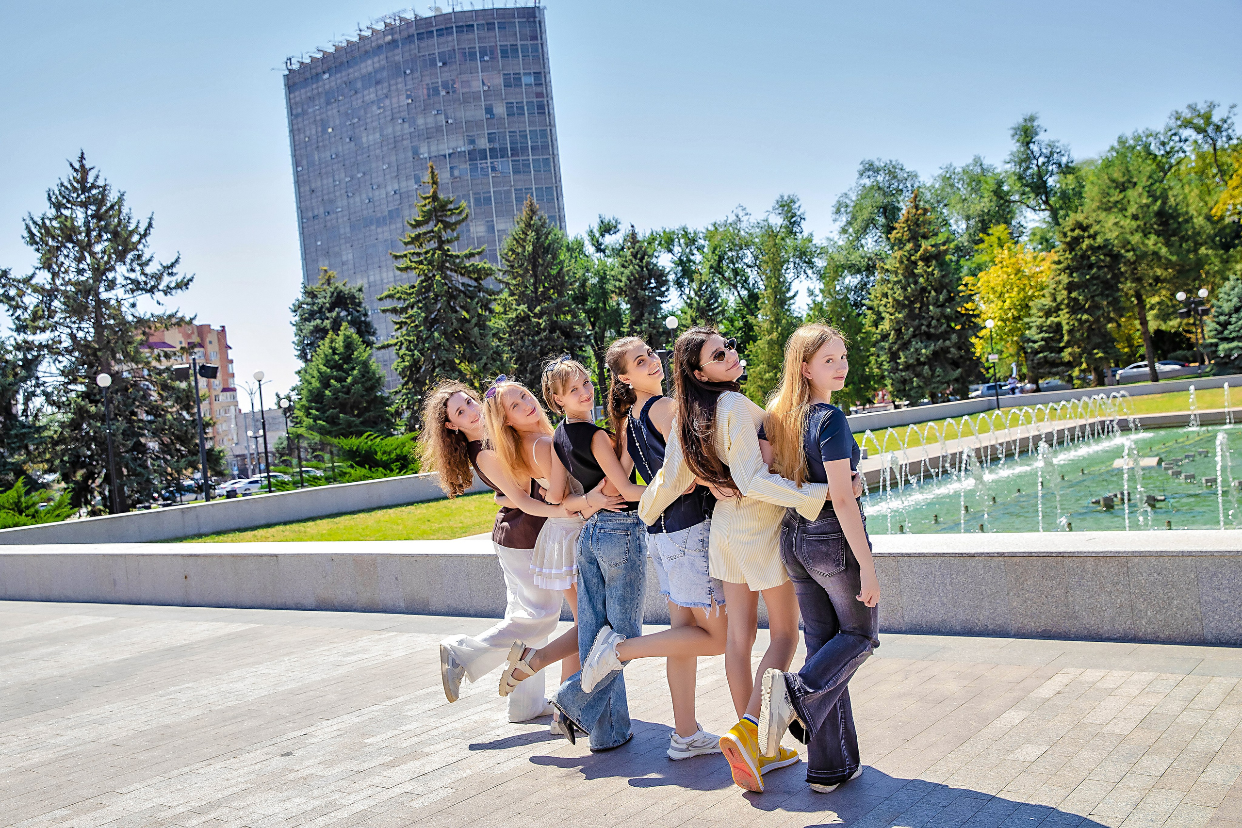 Фотосессия ШКОЛА 80 КЛАСС 11В Выпуск 2026. Современные Выпускные Альбомы в Ростове-на-Дону