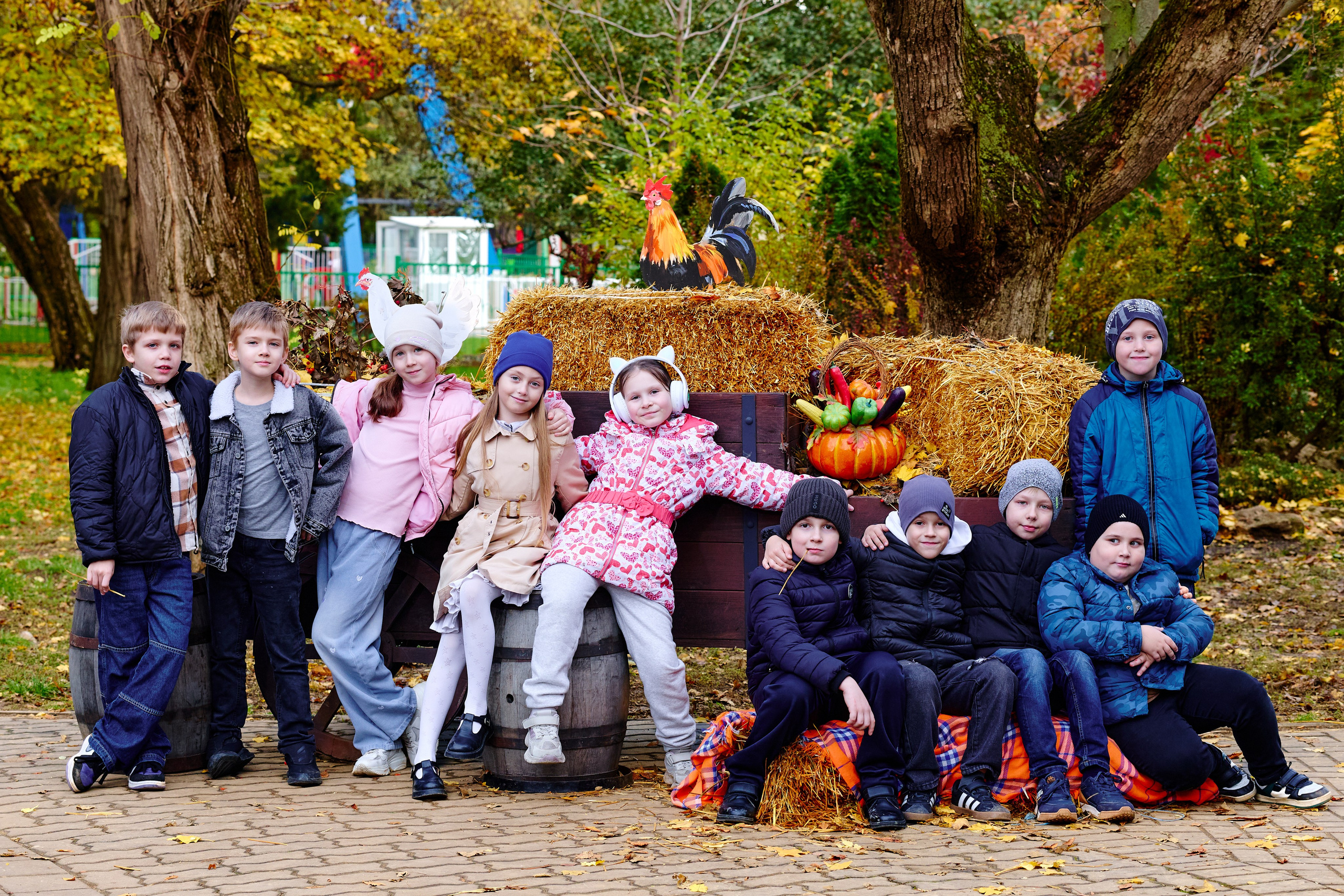 Прогулка в парке классом. Фотограф Выпускные альбомы Таганрог Сергей Коробченко