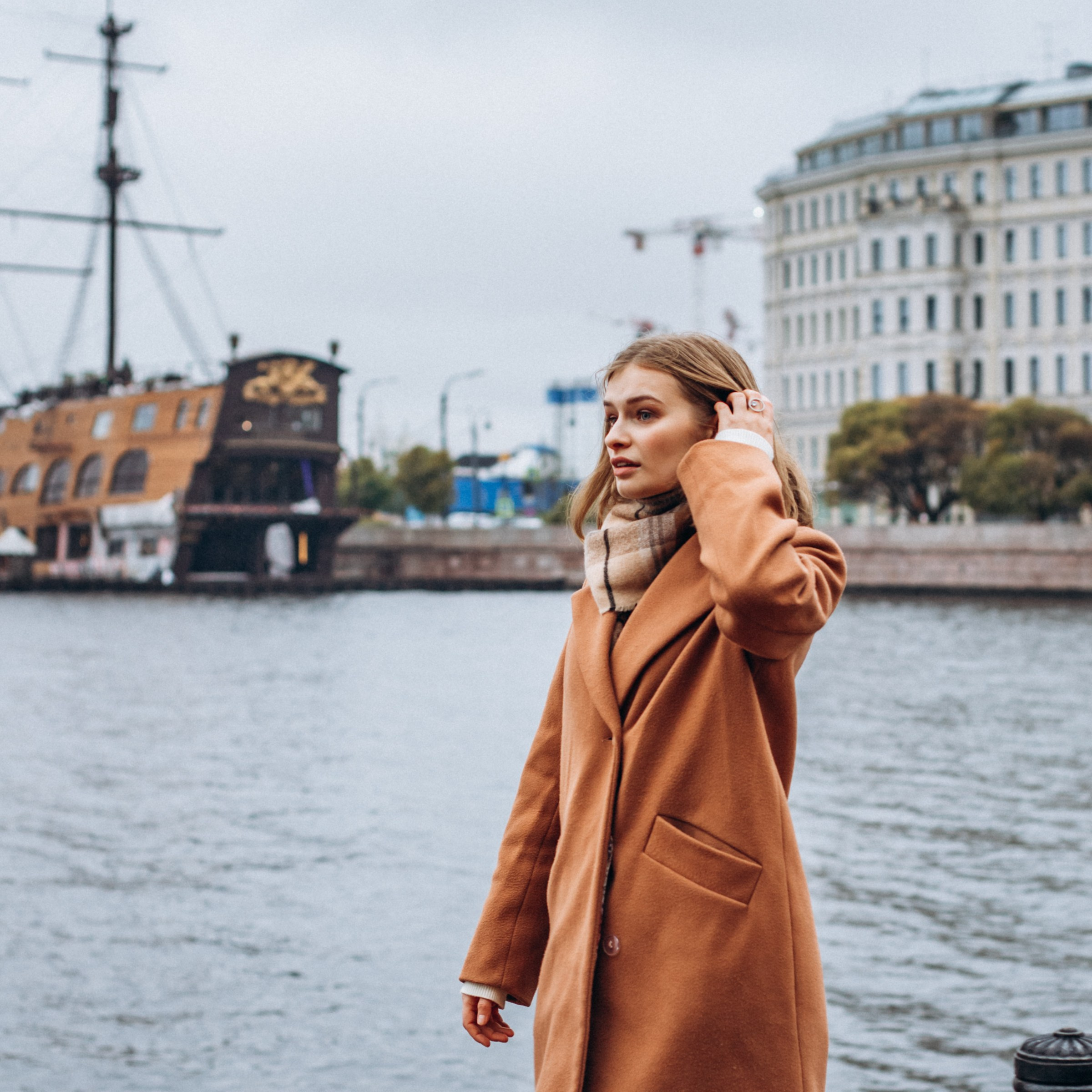 Сестры Саша и Полина в октябре. Фотопрогулка в Петербурге. Индивидуальный и семейный фотограф в Санкт-Петербурге
