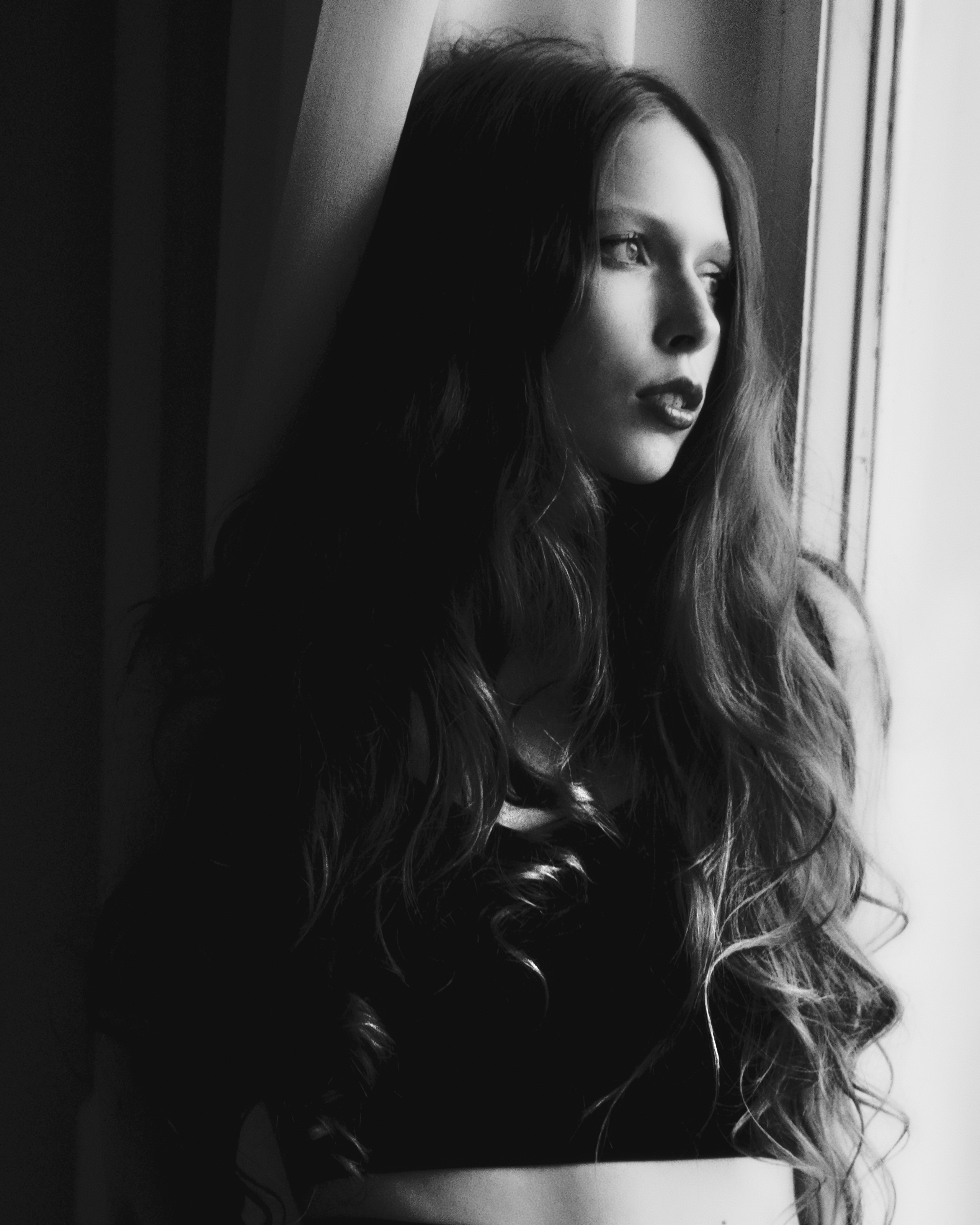 Женский портрет в стиле чёрно-белый минимализм. Художественная фотосессия