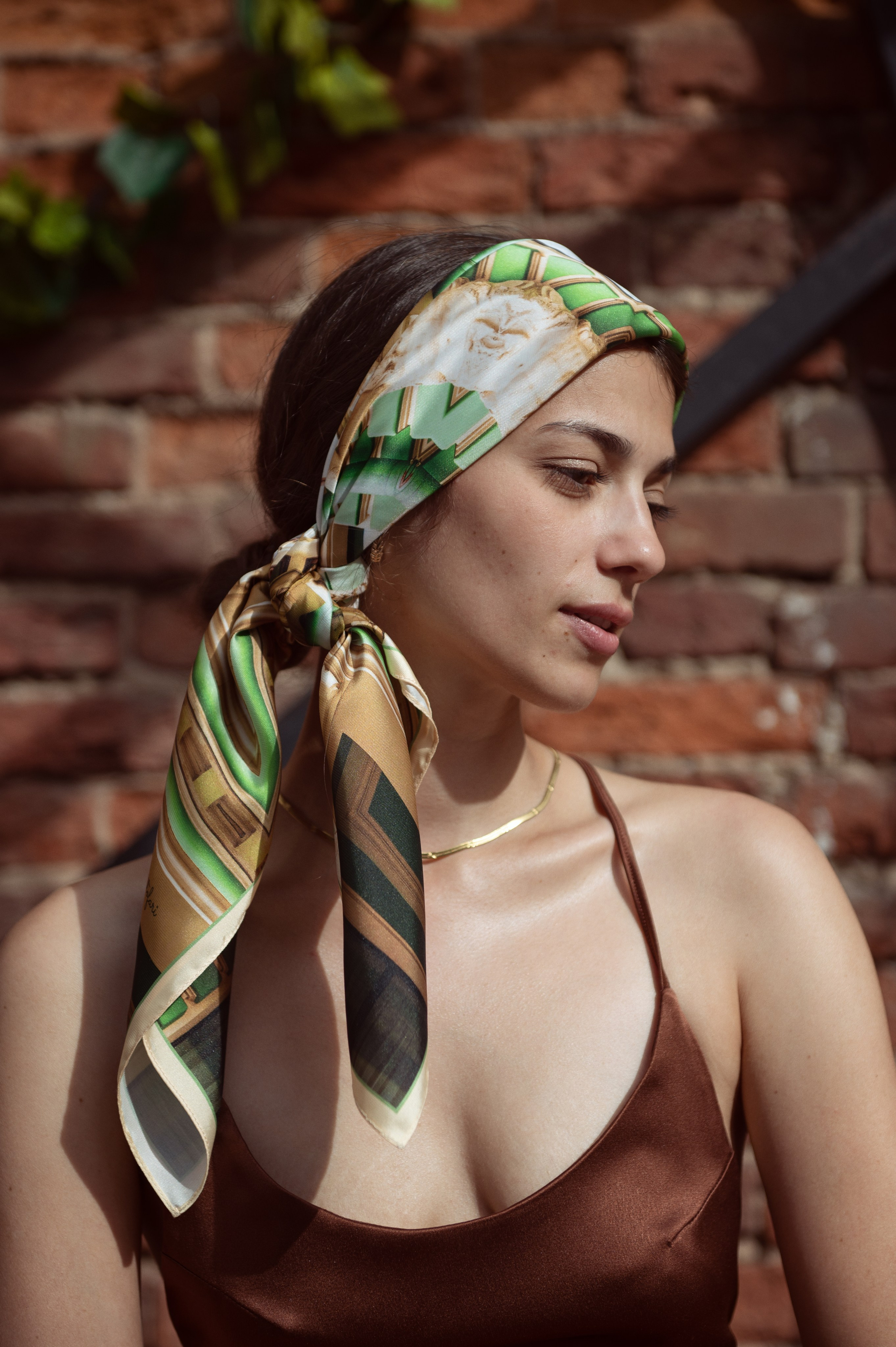 Красивая темноволосая девушка с зеленым шёлковым платком на голове