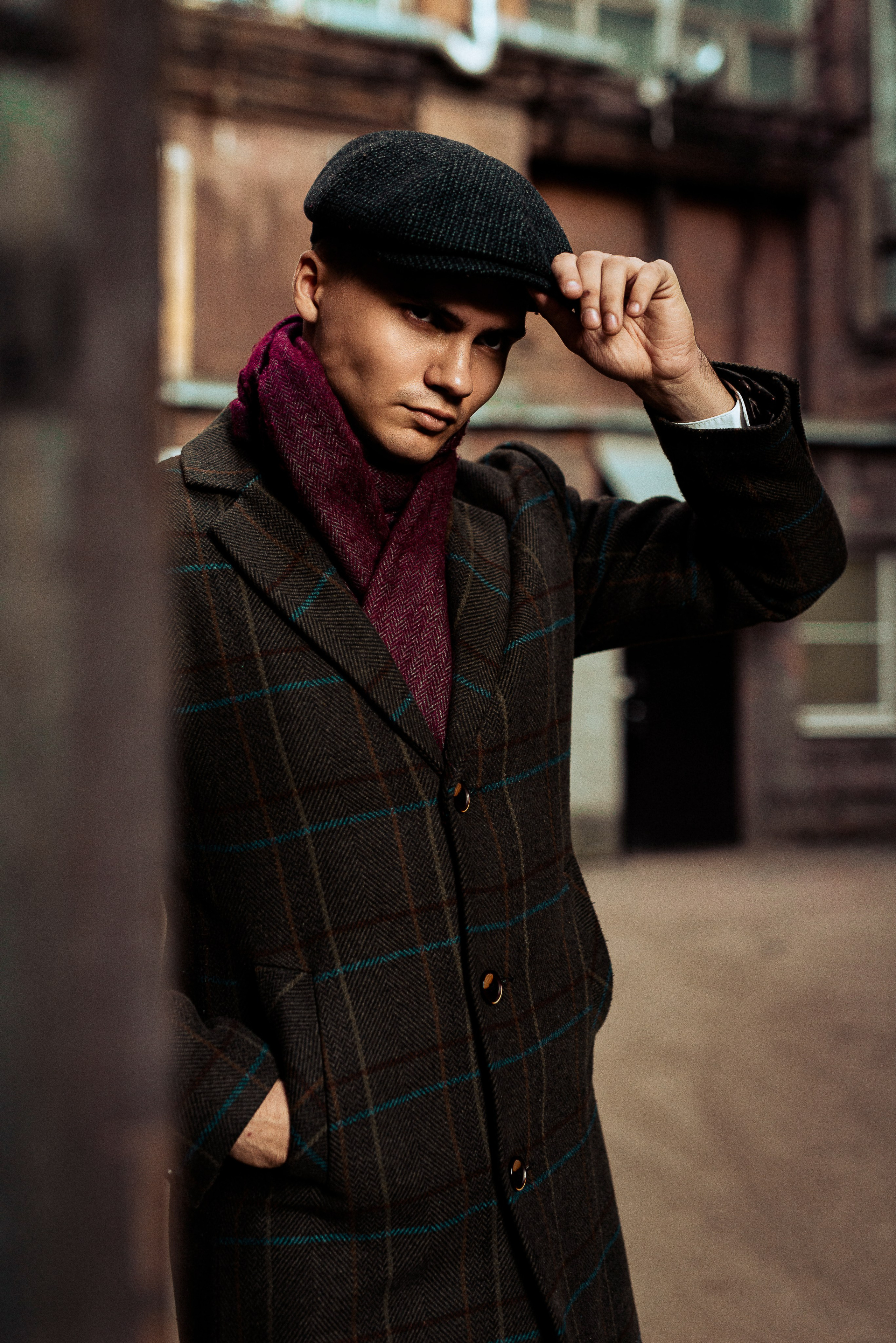 Съёмка молодого человека в духе «Острых козырьков»