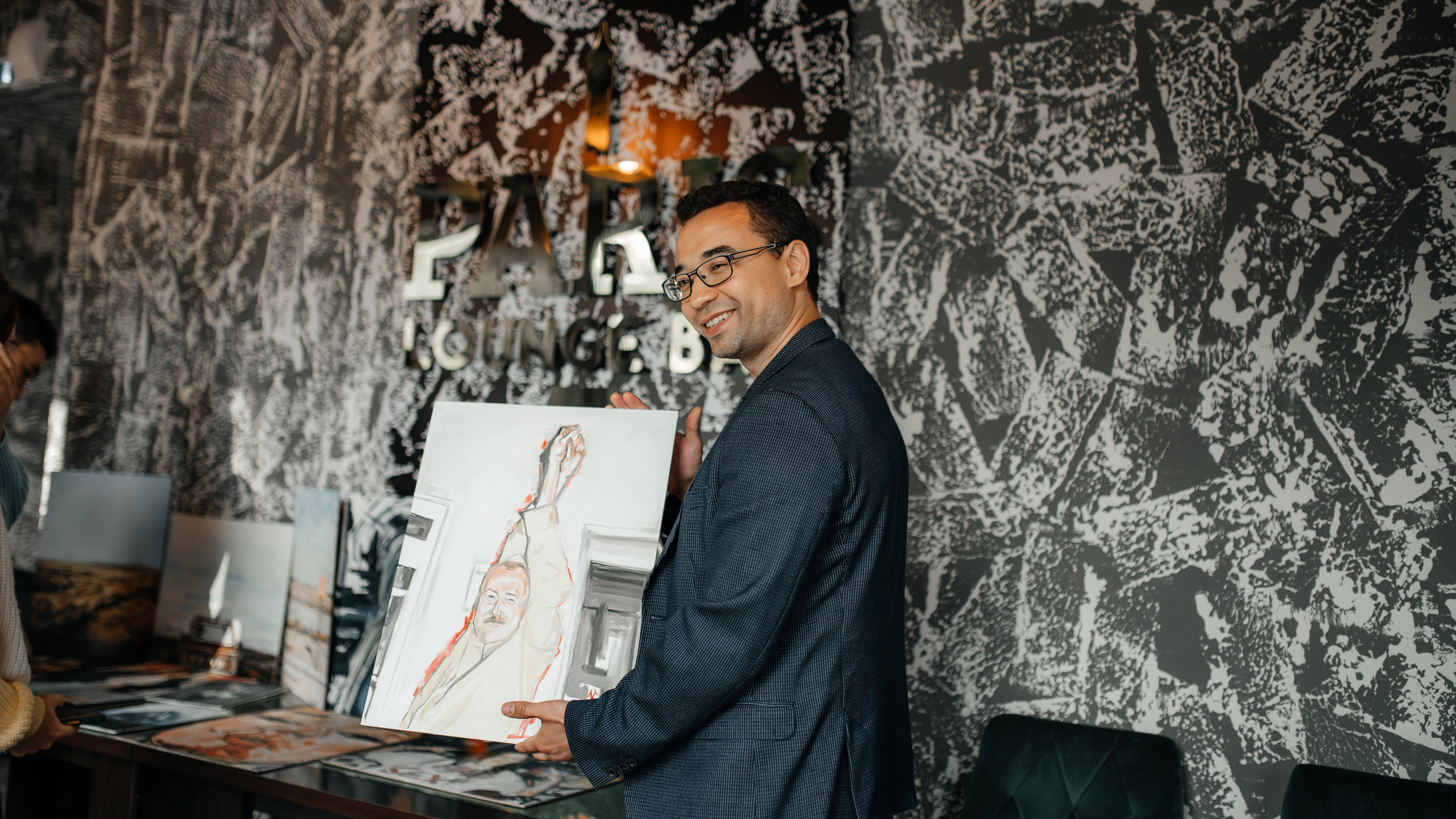 Презентация картины Карима в Париже. Фотограф Нижний Новгород