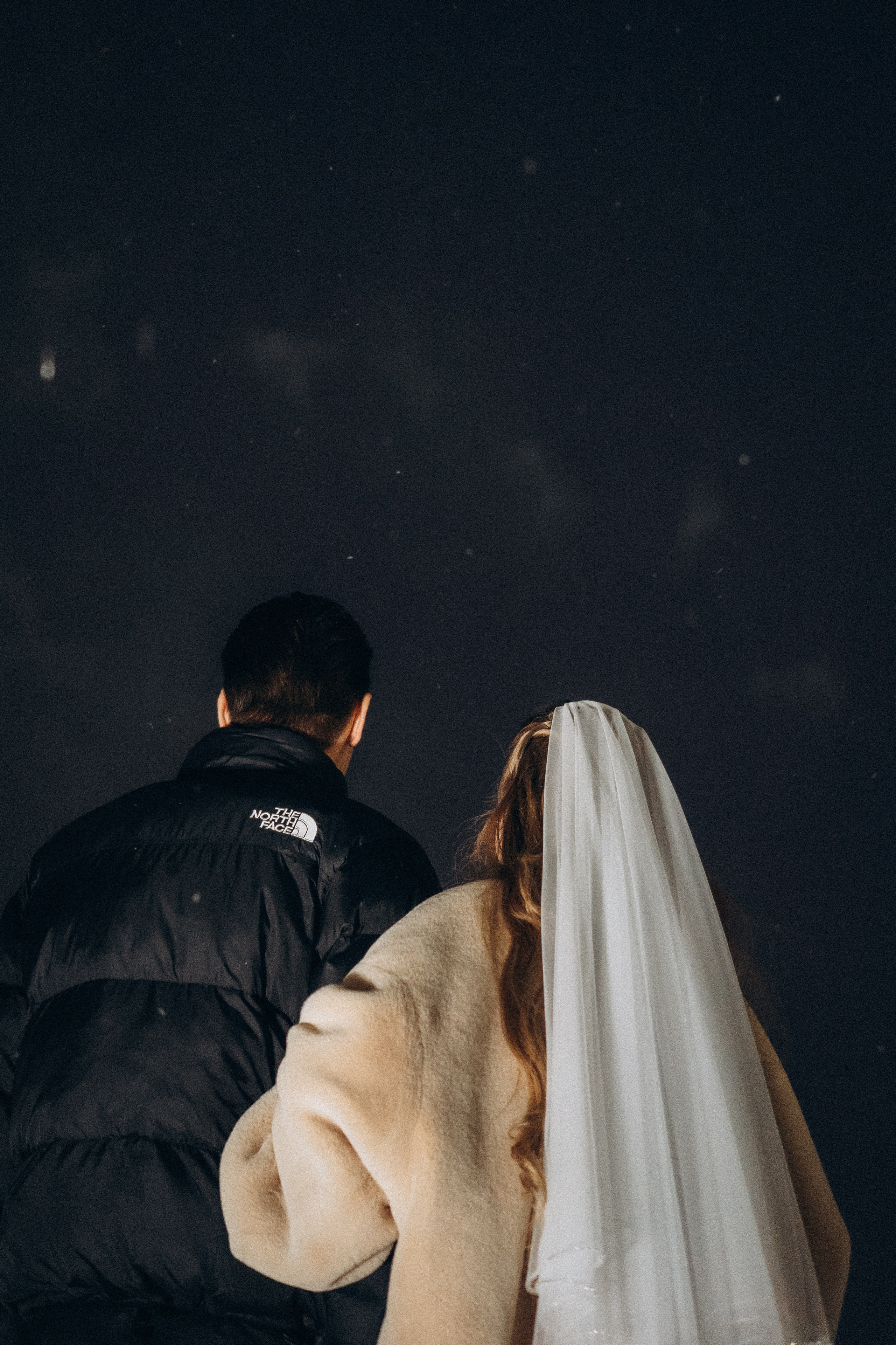 САЛЮТ НА СВАДЕБНОЙ ЦЕРЕМОНИИ (СНЯТО В СИБИРЕ В НИЖНЕВАРТОВСКЕ). Профессиональный фотограф, Санкт-Петербург — Виктория Богомолова