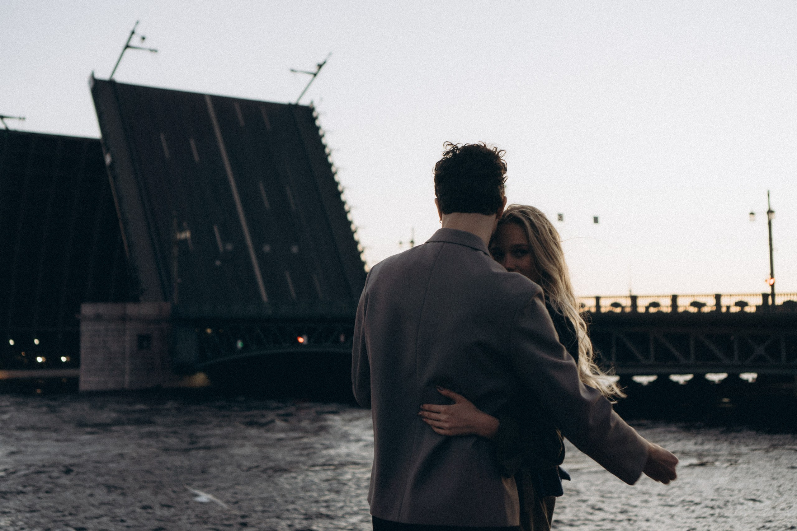 СВАДЕБНАЯ СЬЕМКА ПАРЫ НА РАССВЕТЕ В БЕЛЫЕ НОЧИ И ПРОГУЛКА С РАЗВОДНЫМИ МОСТАМИ И ПИКНИК ВОЗЛЕ ИСАКИЕВСКОГО СОБОРА. Профессиональный фотограф, Санкт-Петербург — Виктория Богомолова