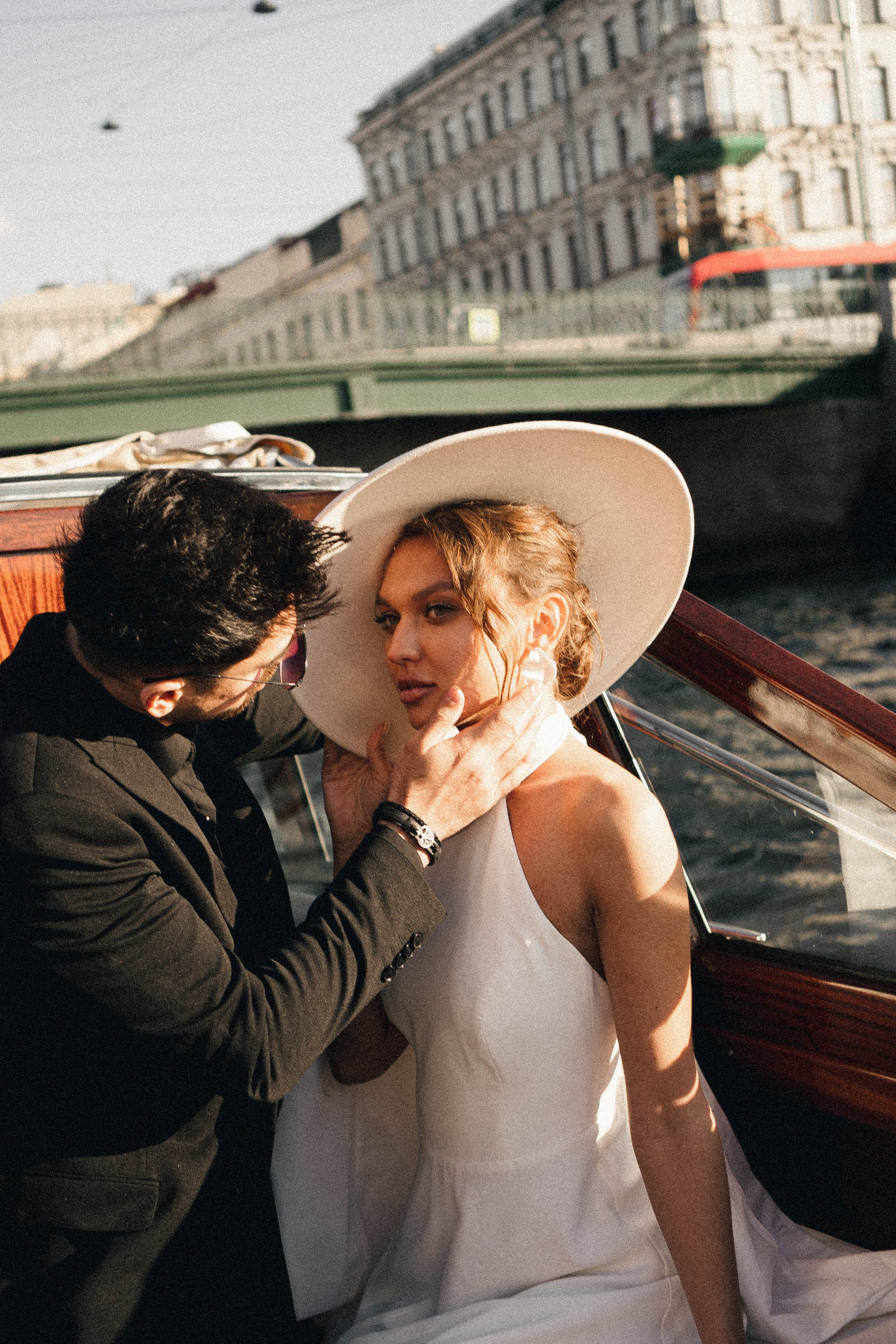 СВАДЕНБНАЯ СЬЕМКА НА КАТЕРЕ ПО КАНАЛАМ САНКТ-ПЕТЕРБУРГА И В АКВАТОРИИ НЕВЫ. Профессиональный фотограф, Санкт-Петербург — Виктория Богомолова