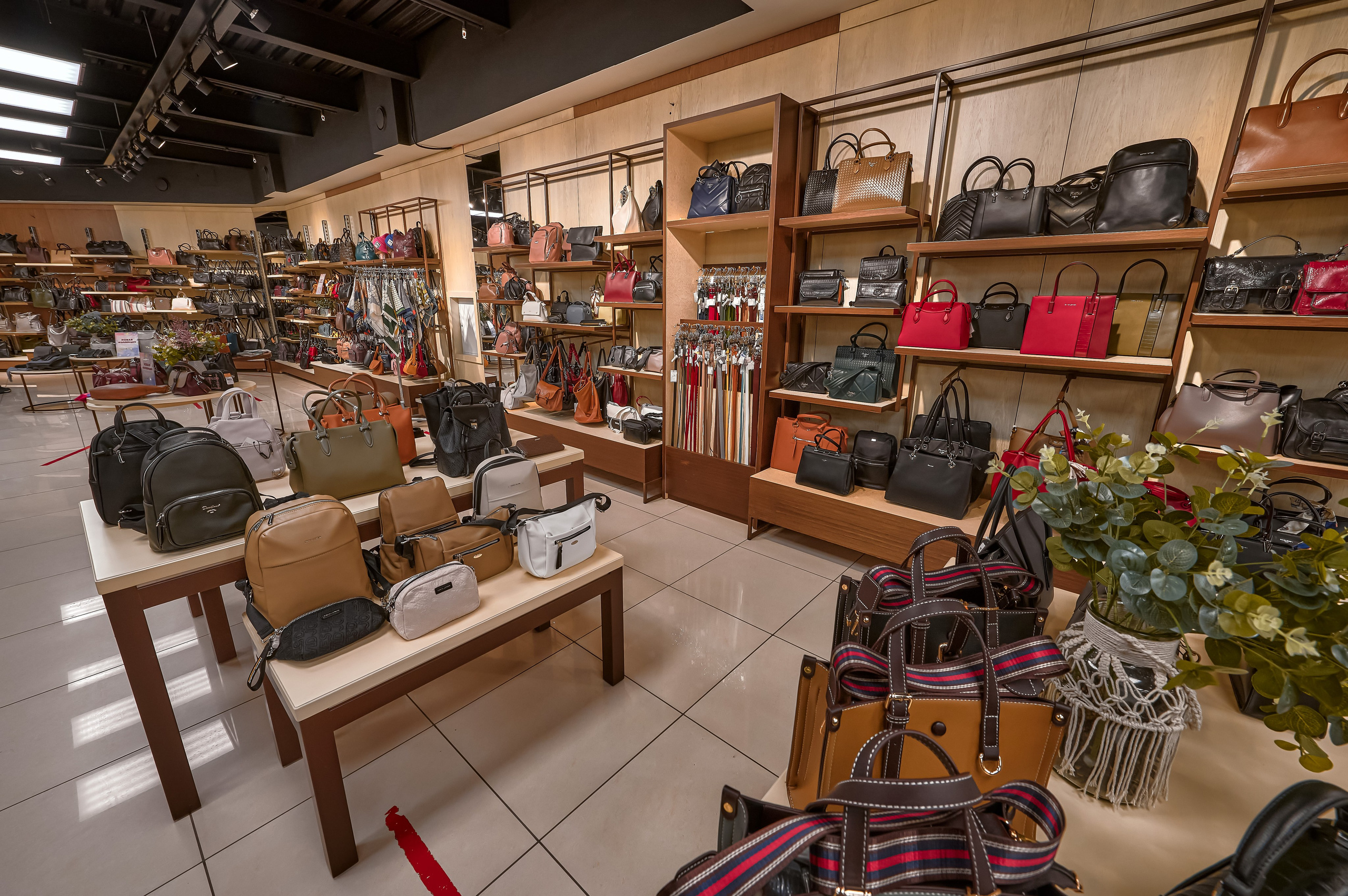 Портфолио по интерьерной и экстерьерной фотосъёмки: Мир сумок — Левый берег. Фотограф Яковлев Роман — Красноярск