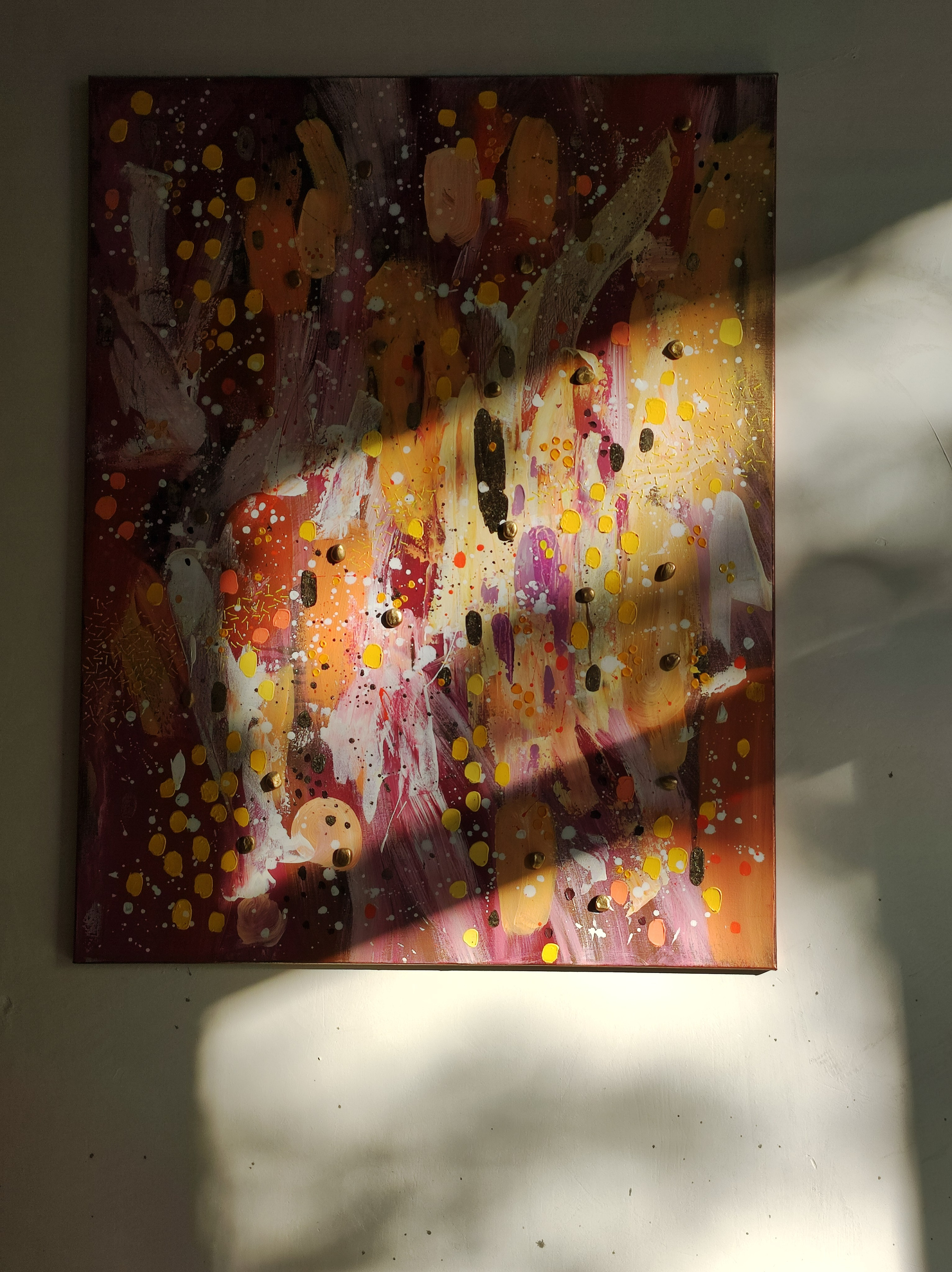 Современная абстракция в желто-охристых оттенках