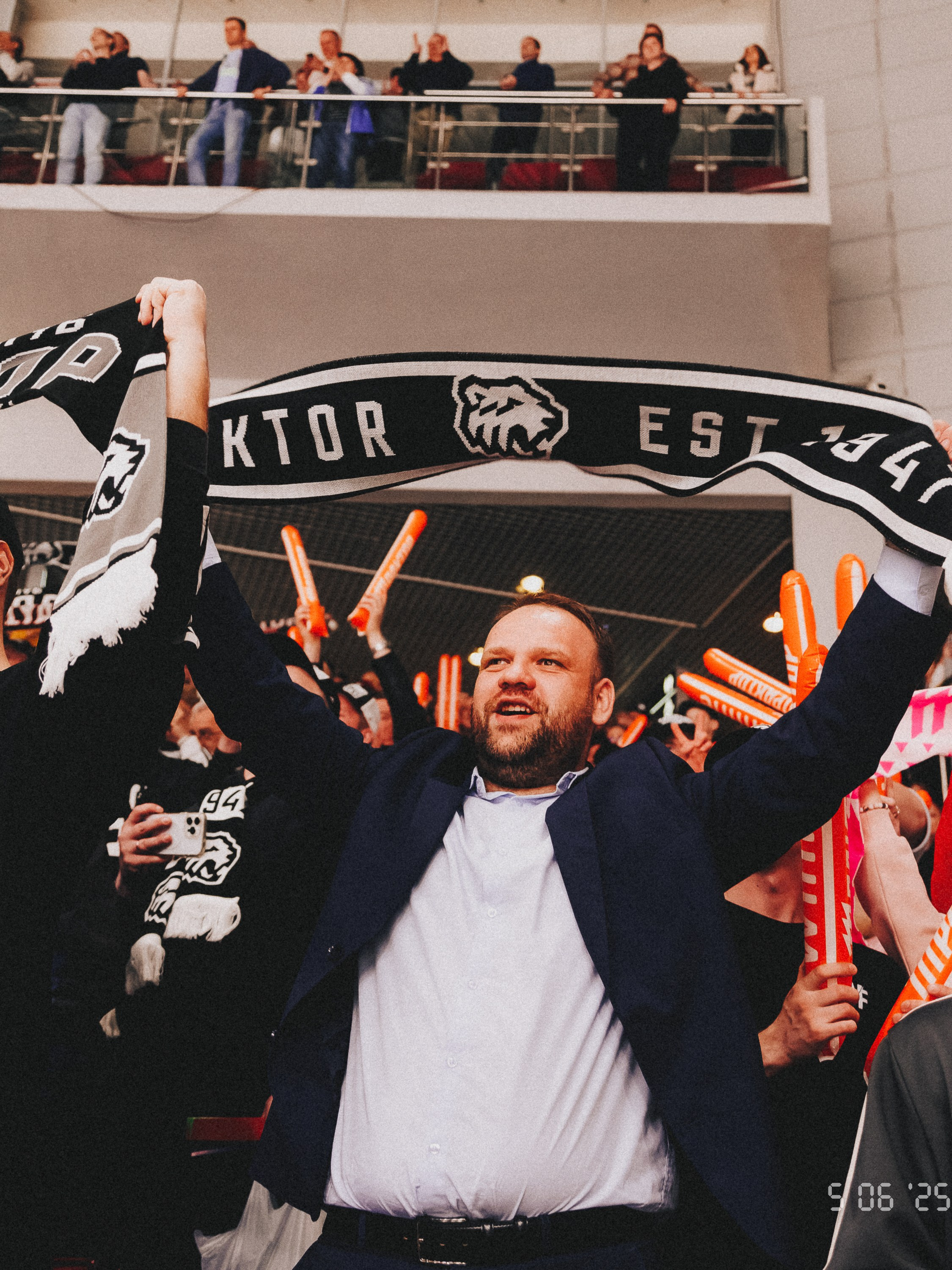 ТРАКТОР Х ДИНАМО (атмосфера). Репортажный фотограф Макс Брагин