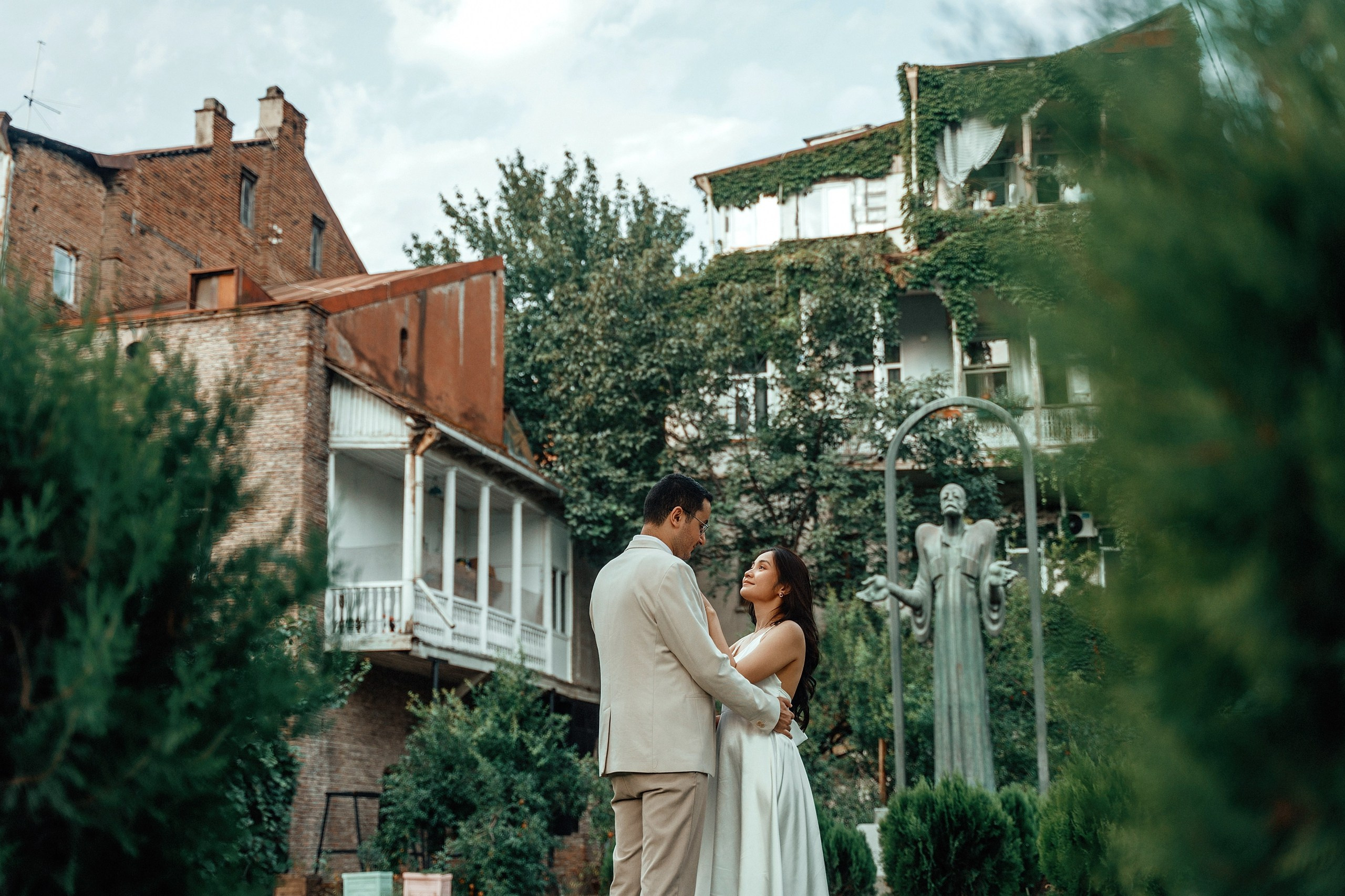 Alaeddine & Matika on the Peace Bridge in Tbilisi. Photographer Sergey Otkrytyi in Batumi & Tbilisi