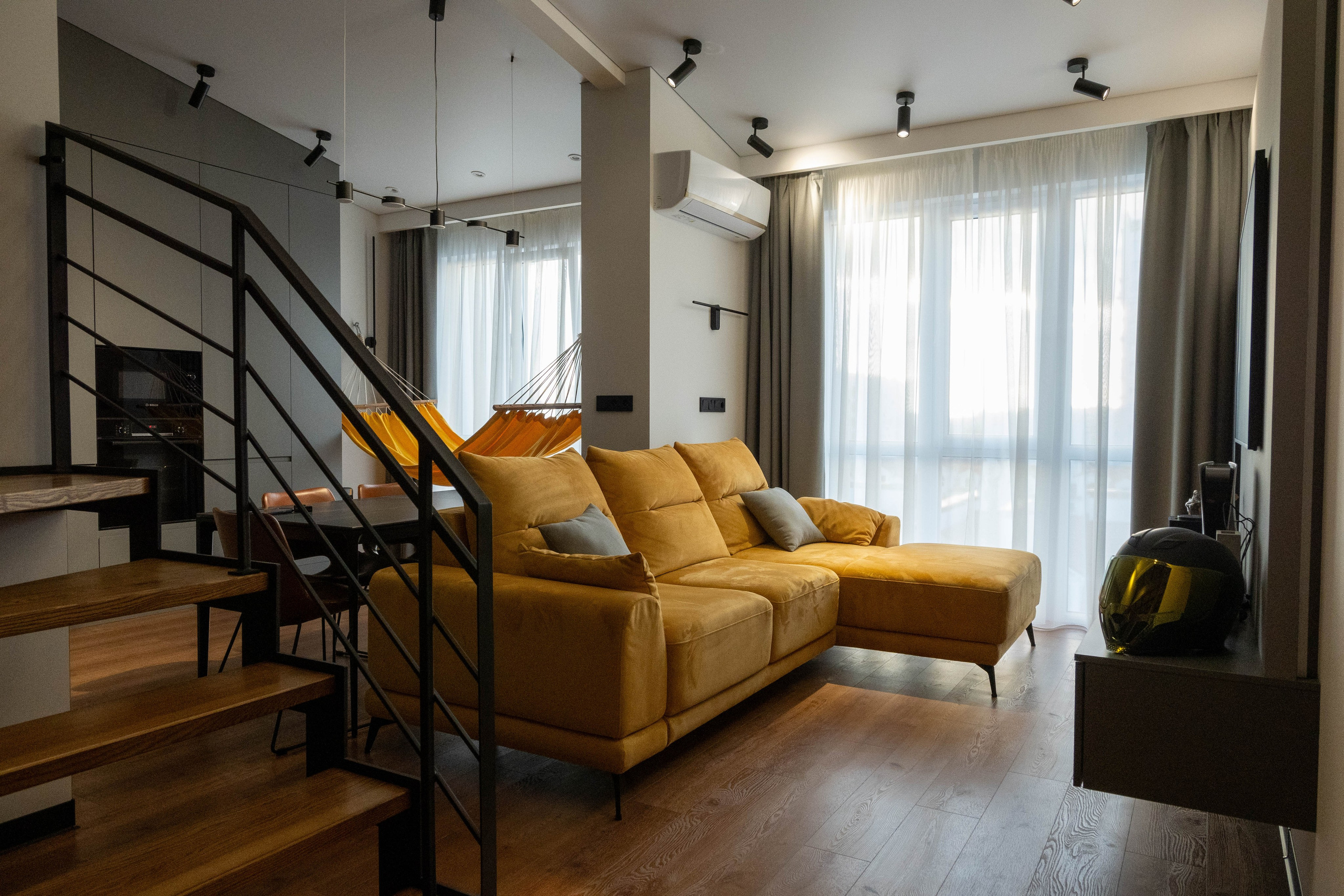 The apartment is on two levels. Fotograf Dmitrii Donets