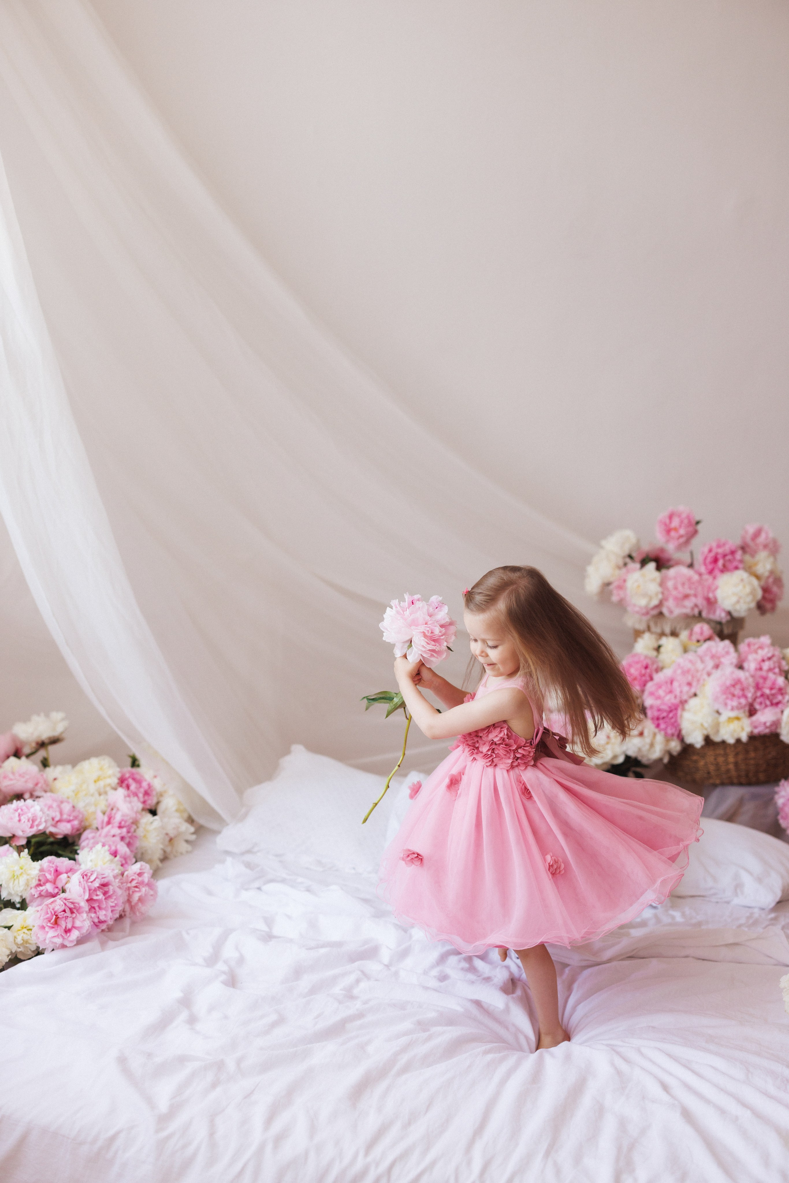 Фотосессия с живыми Пионами в фотостудии «Space JOBS». Семейный и детский фотограф в Краснодаре Анна Трашкова