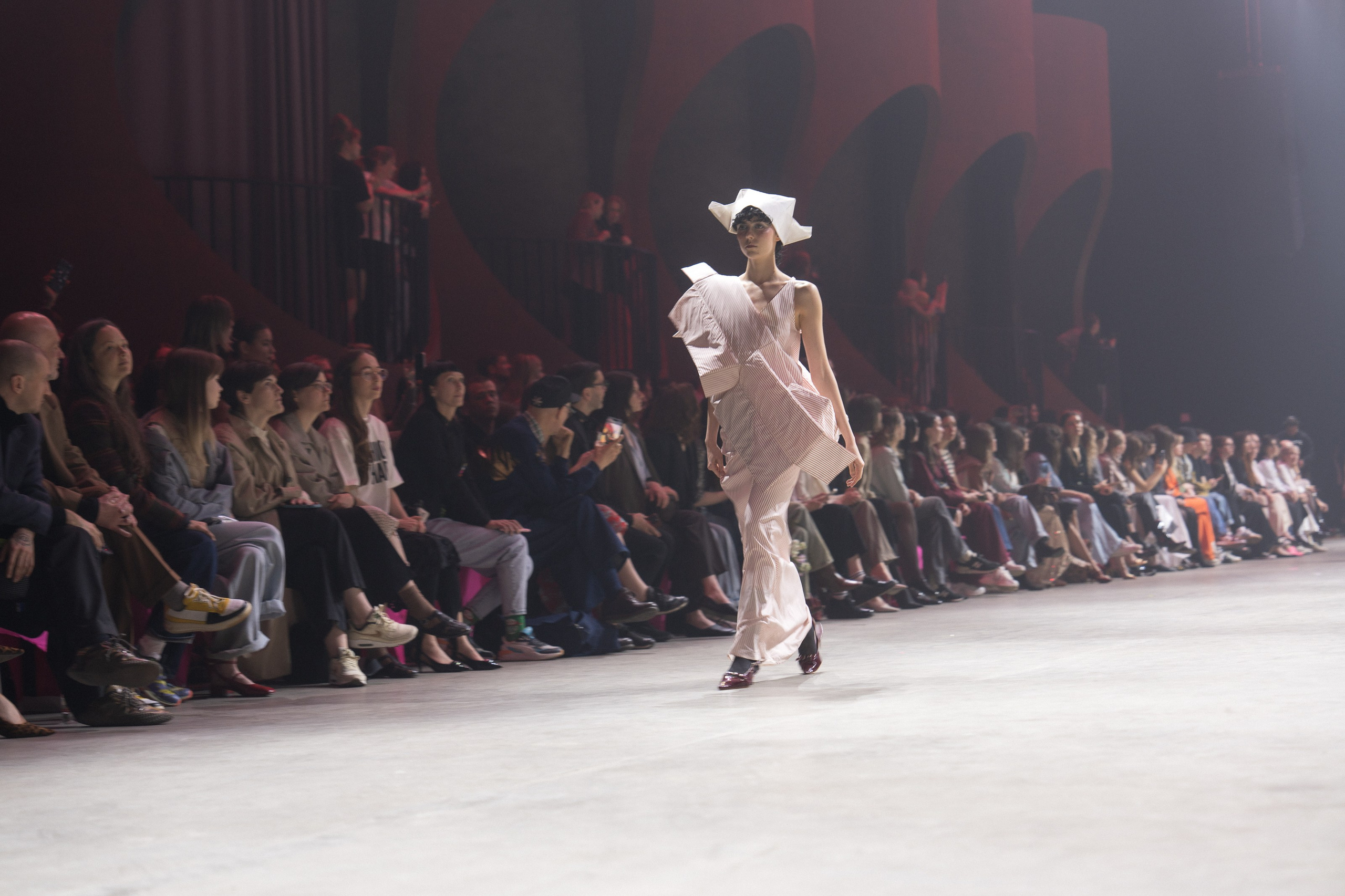 Показ Школы дизайна НИУ ВШЭ. Фотограф Николай Прокофьев модельные тесты в Москве