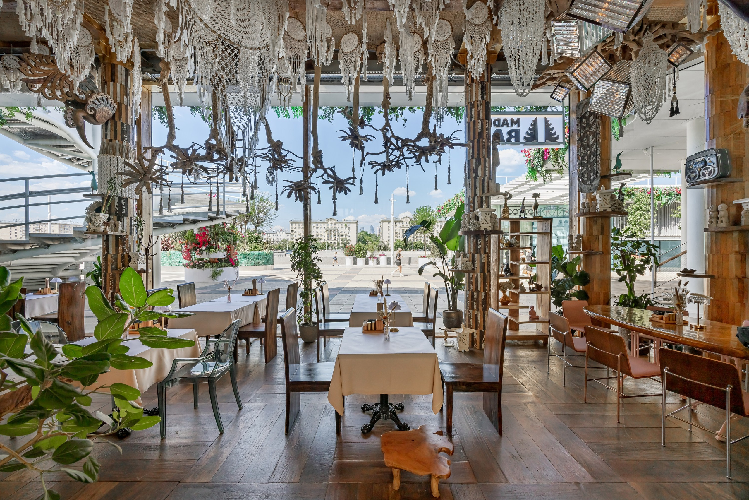 Съёмка ресторана Made in Bali на Пушкинской набережной — фото интерьера и экстерьера