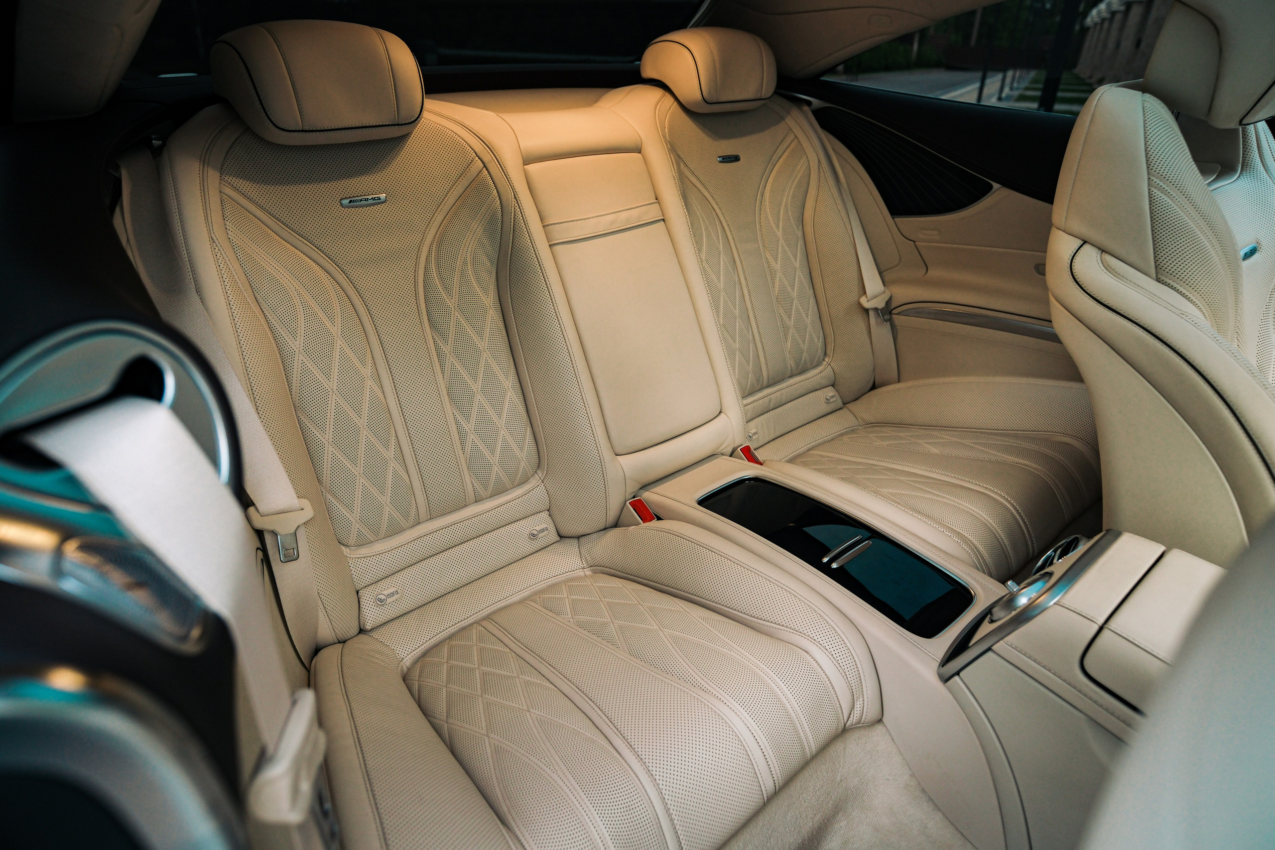 Профессиональная фотосессия Mercedes Benz S63 AMG Coupe в&nbsp;Новосибирске. Автомобильный фотограф Чанчин Владимир: детальные снимки кузова, интерьера и&nbsp;динамики. Съемка автомобиля для продажи