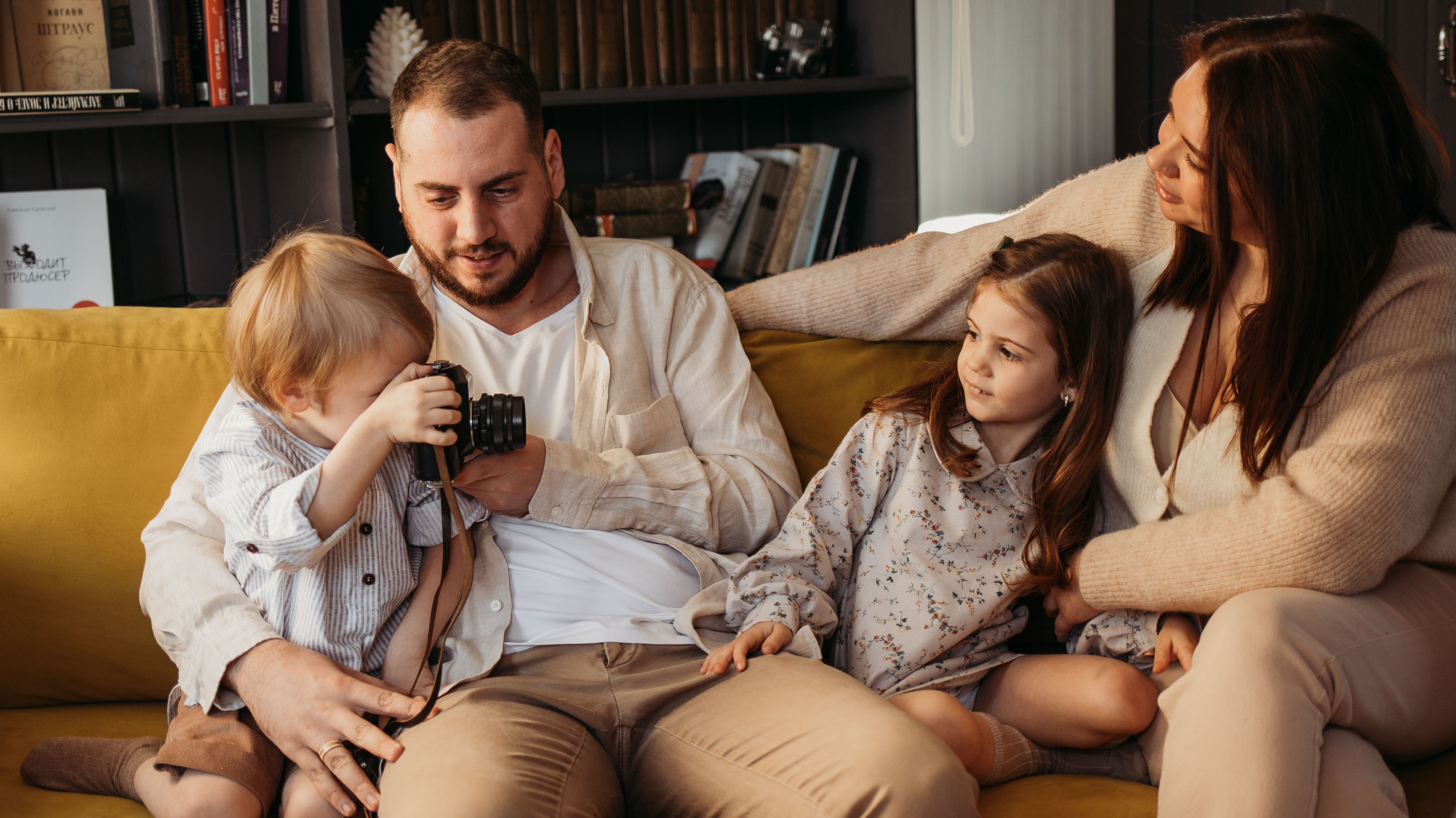 Ирина, Эдвард, Моника, Марсель. Всем привет! Меня зовут Евгения Попова и я семейный фотограф в Москве
