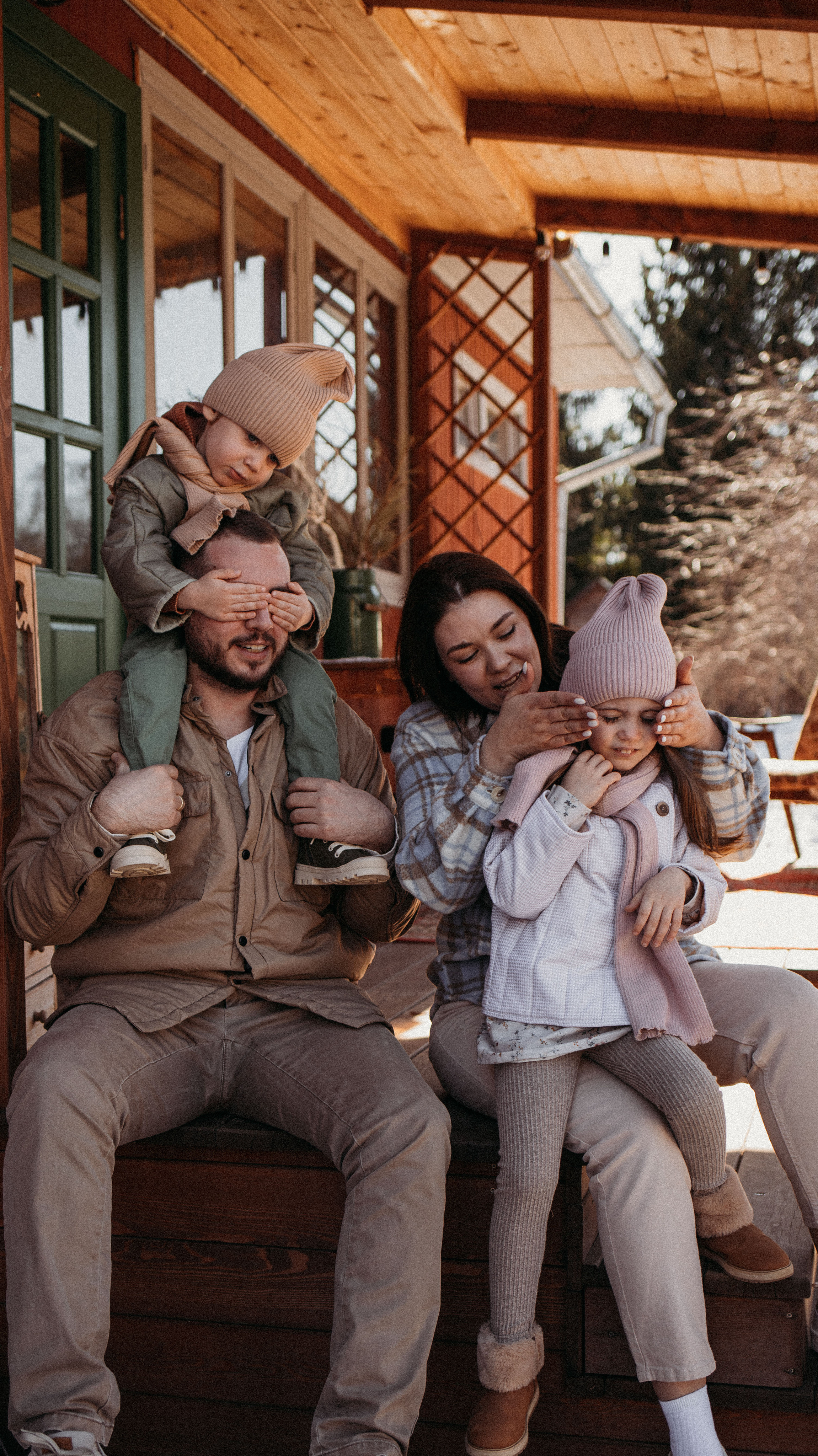 Ирина, Эдвард, Моника, Марсель. Всем привет! Меня зовут Евгения Попова и я семейный фотограф в Москве
