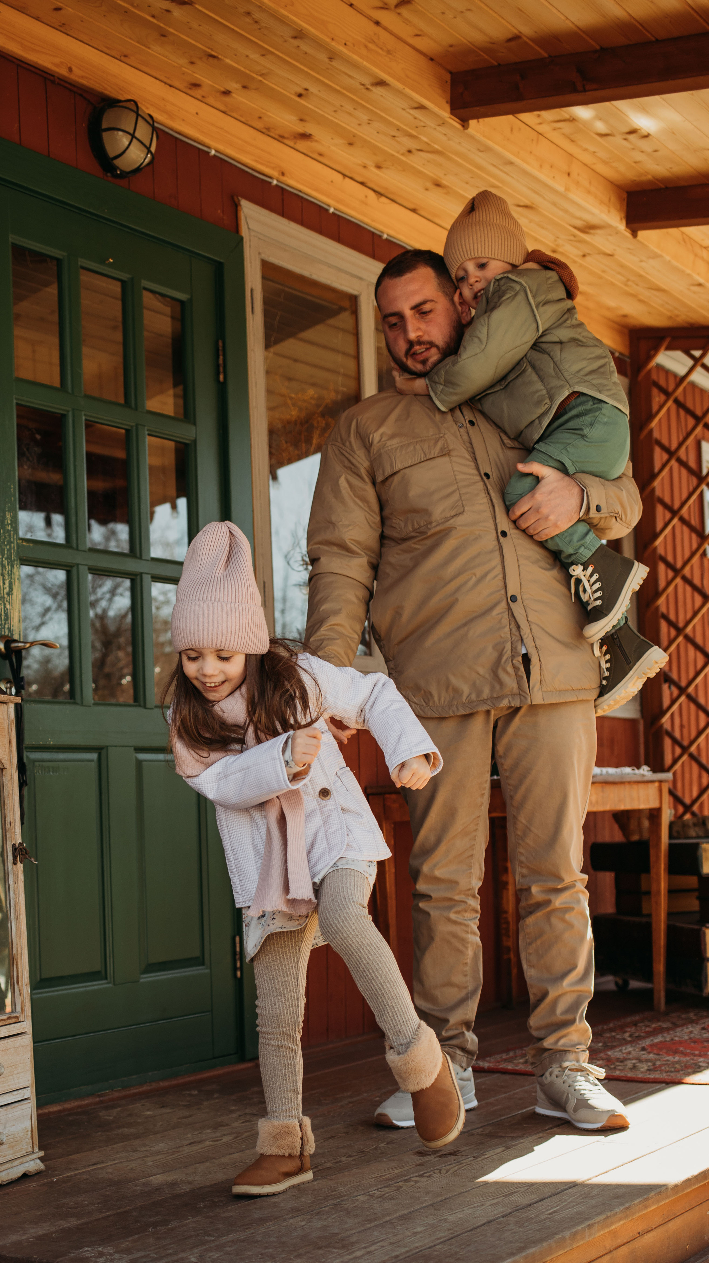 Ирина, Эдвард, Моника, Марсель. Всем привет! Меня зовут Евгения Попова и я семейный фотограф в Москве