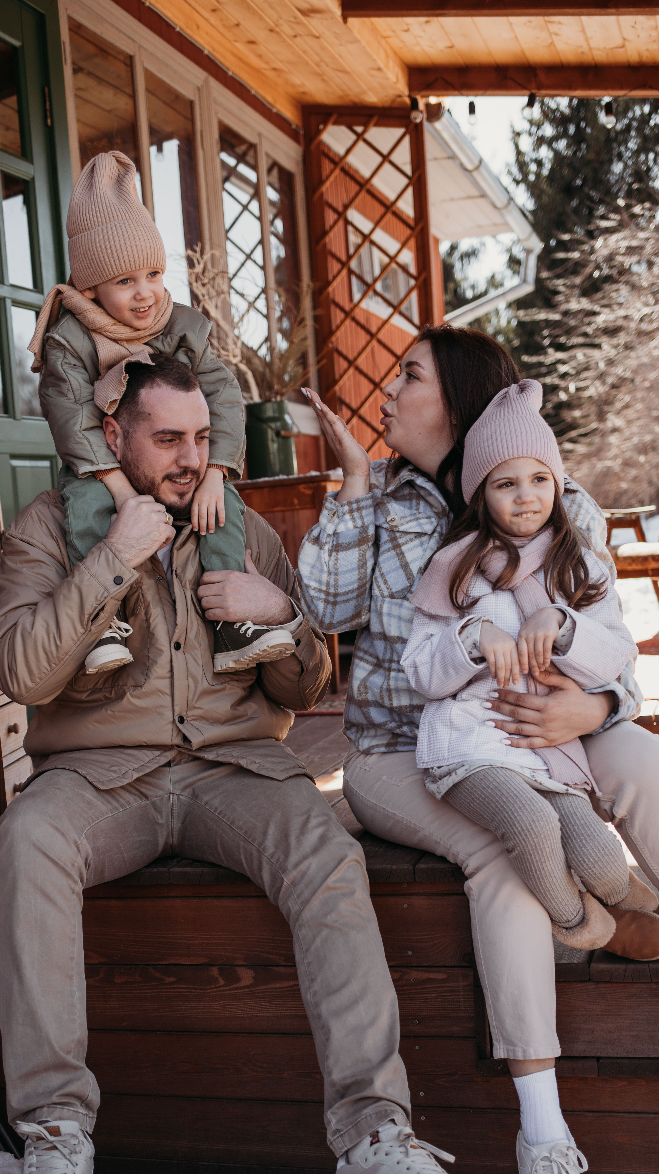 Ирина, Эдвард, Моника, Марсель. Всем привет! Меня зовут Евгения Попова и я семейный фотограф в Москве