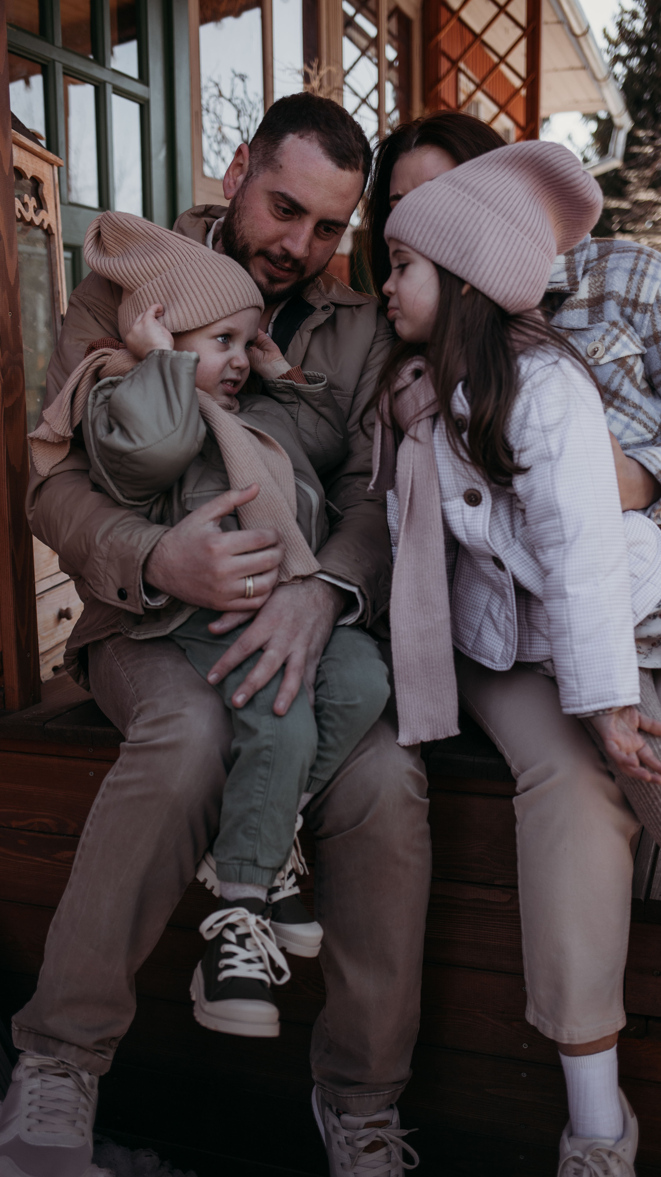 Ирина, Эдвард, Моника, Марсель. Всем привет! Меня зовут Евгения Попова и я семейный фотограф в Москве