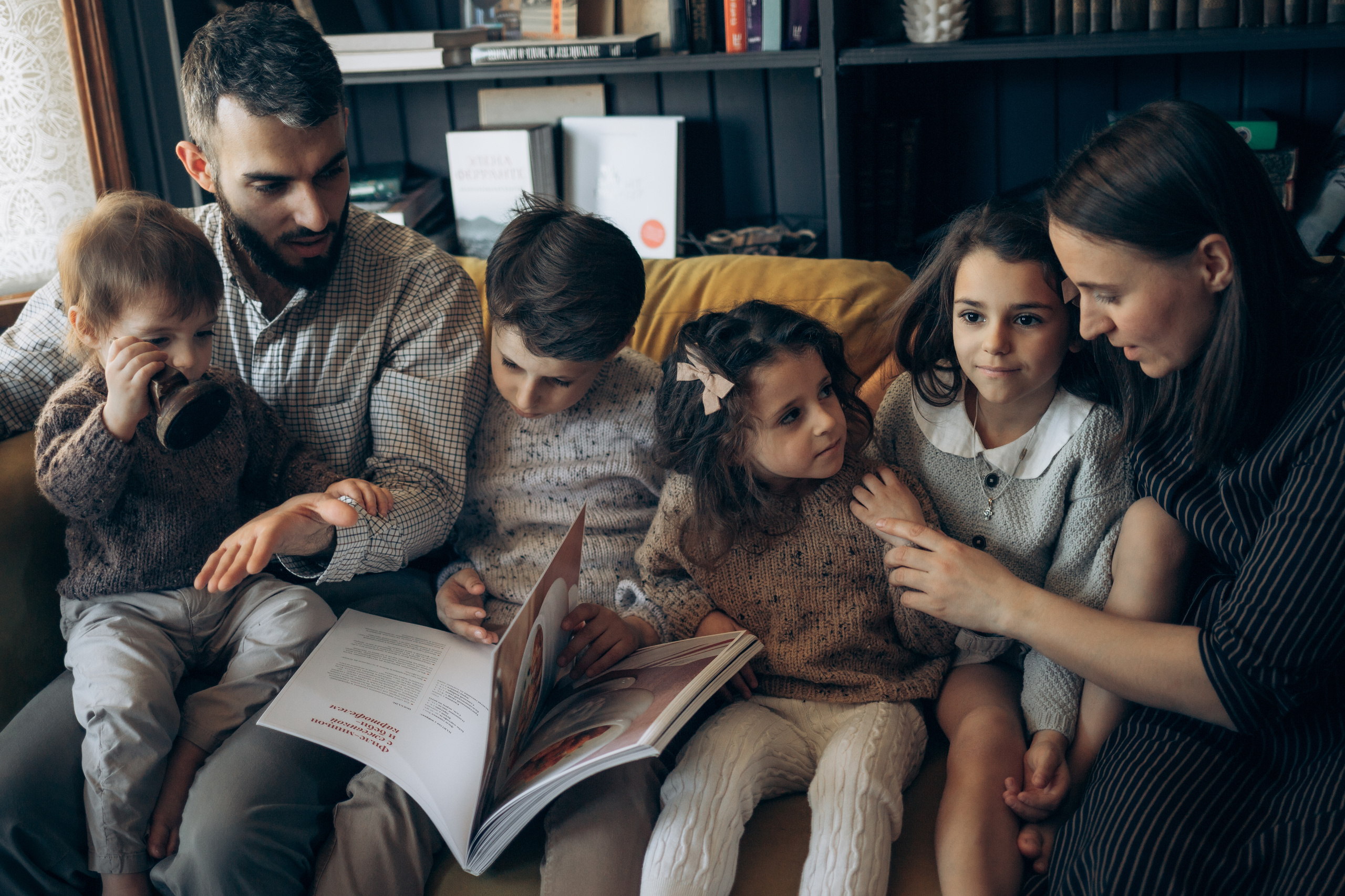 Анастасия, Манс, Паша, Маша, Саша, Федя. Всем привет! Меня зовут Евгения Попова и я семейный фотограф в Москве