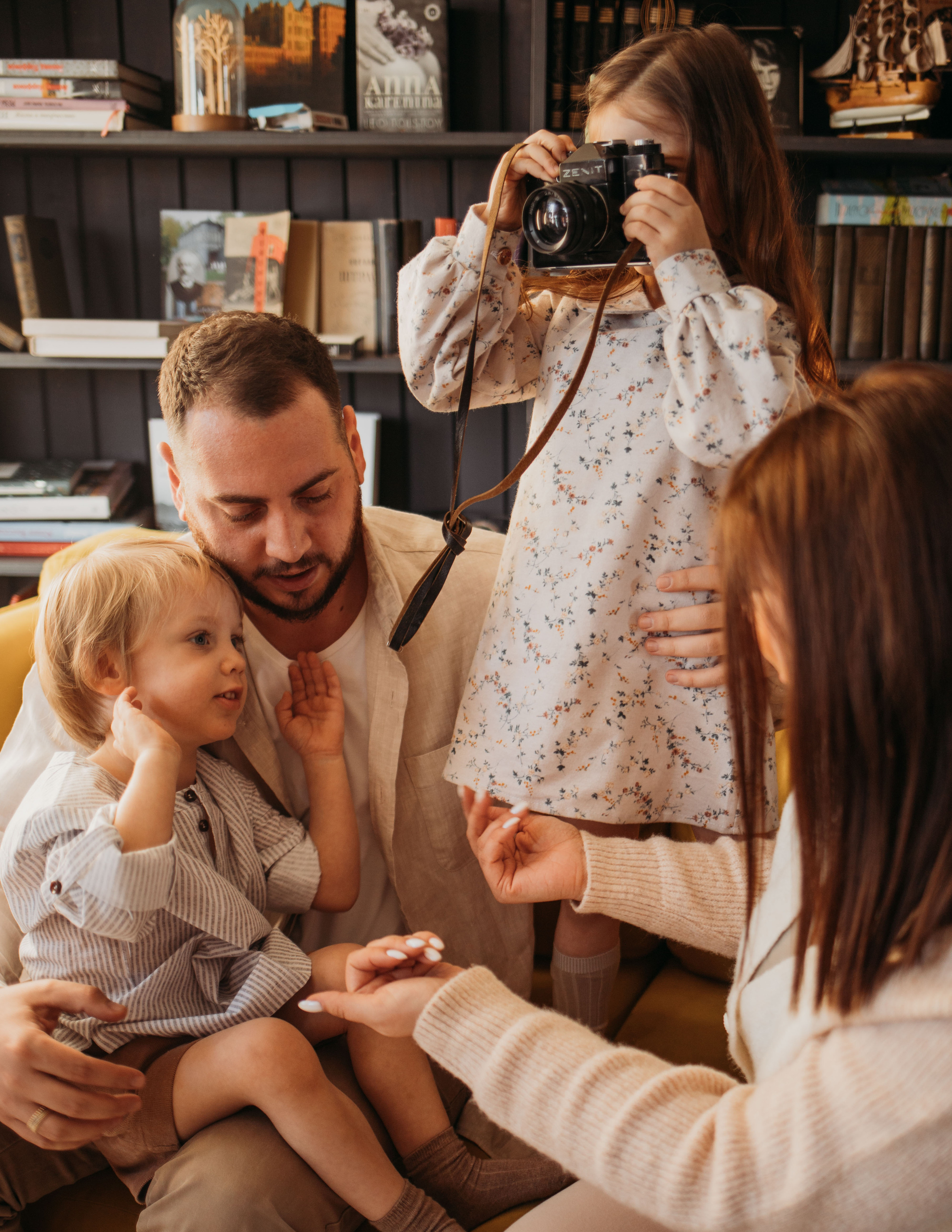 Ирина, Эдвард, Моника, Марсель. Всем привет! Меня зовут Евгения Попова и я семейный фотограф в Москве