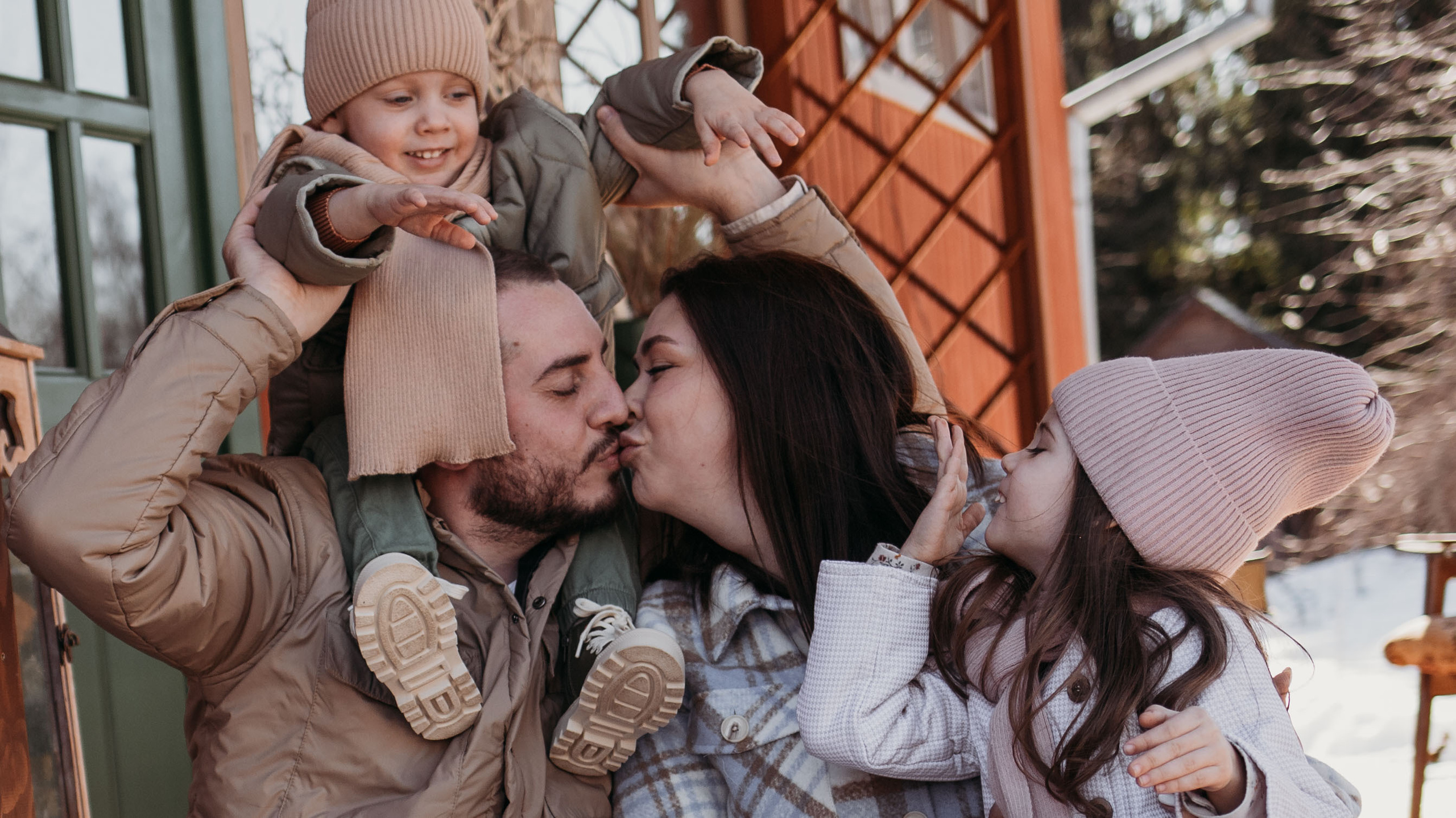 Ирина, Эдвард, Моника, Марсель. Всем привет! Меня зовут Евгения Попова и я семейный фотограф в Москве