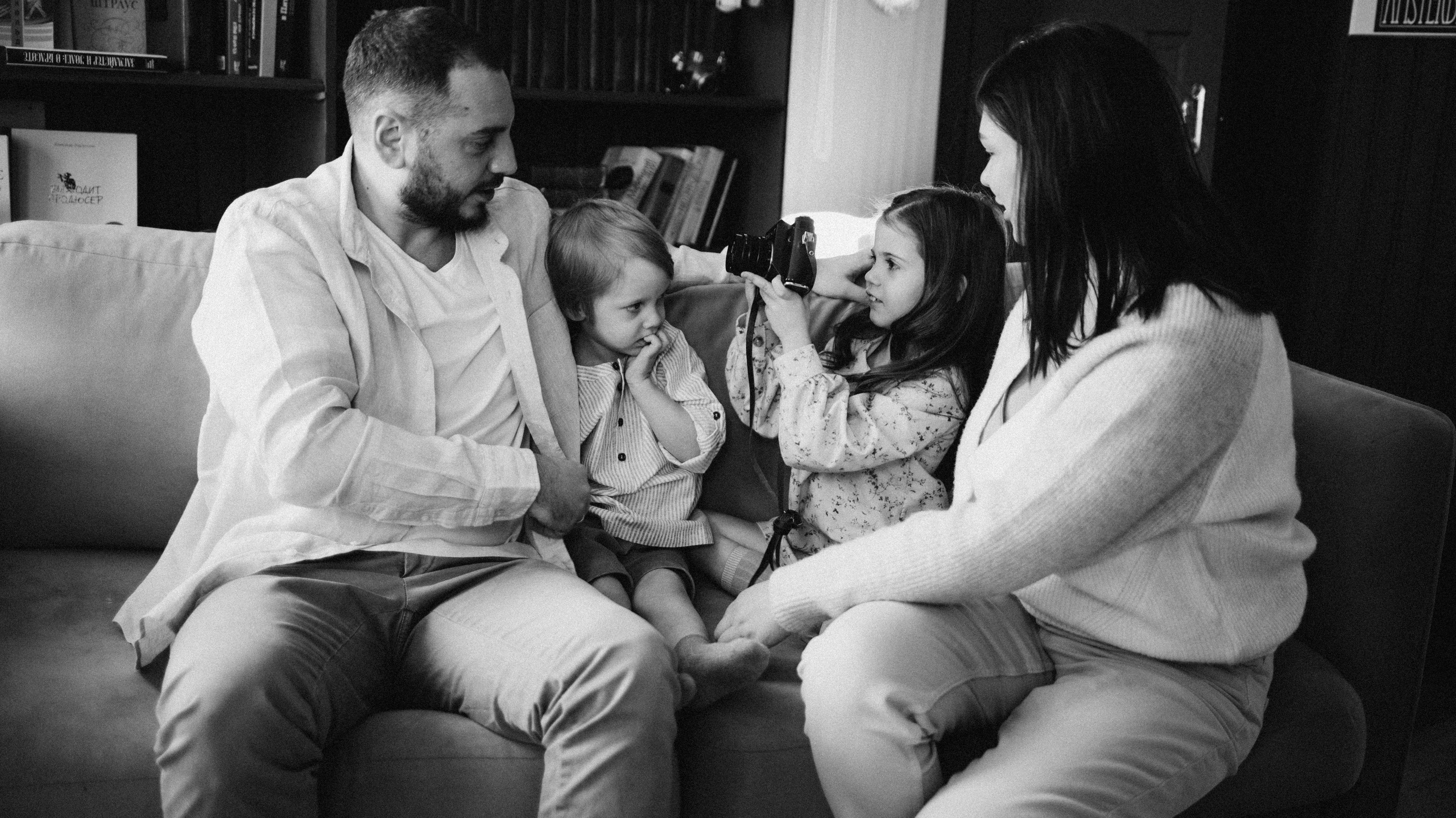 Ирина, Эдвард, Моника, Марсель. Всем привет! Меня зовут Евгения Попова и я семейный фотограф в Москве