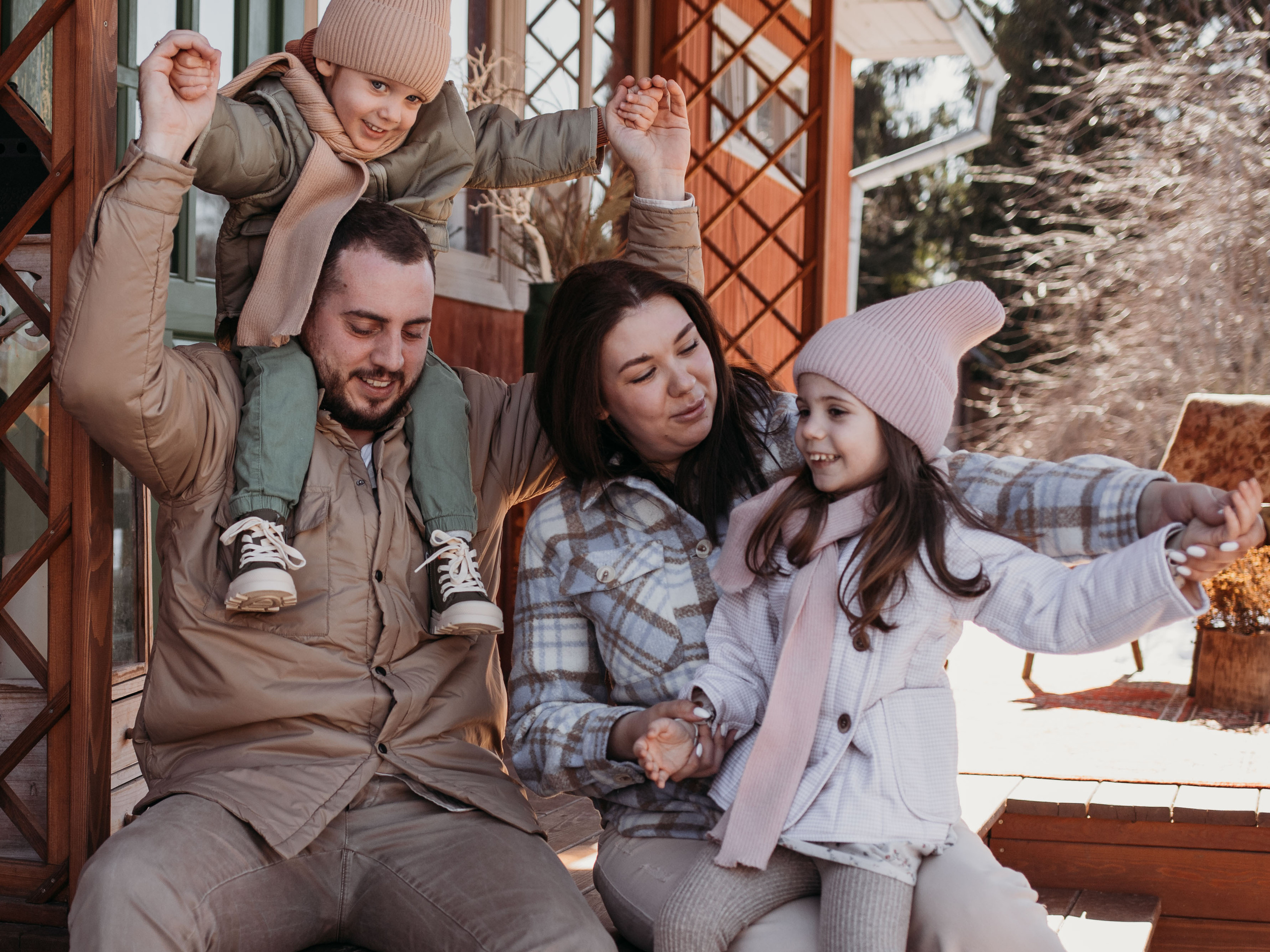 Ирина, Эдвард, Моника, Марсель. Всем привет! Меня зовут Евгения Попова и я семейный фотограф в Москве