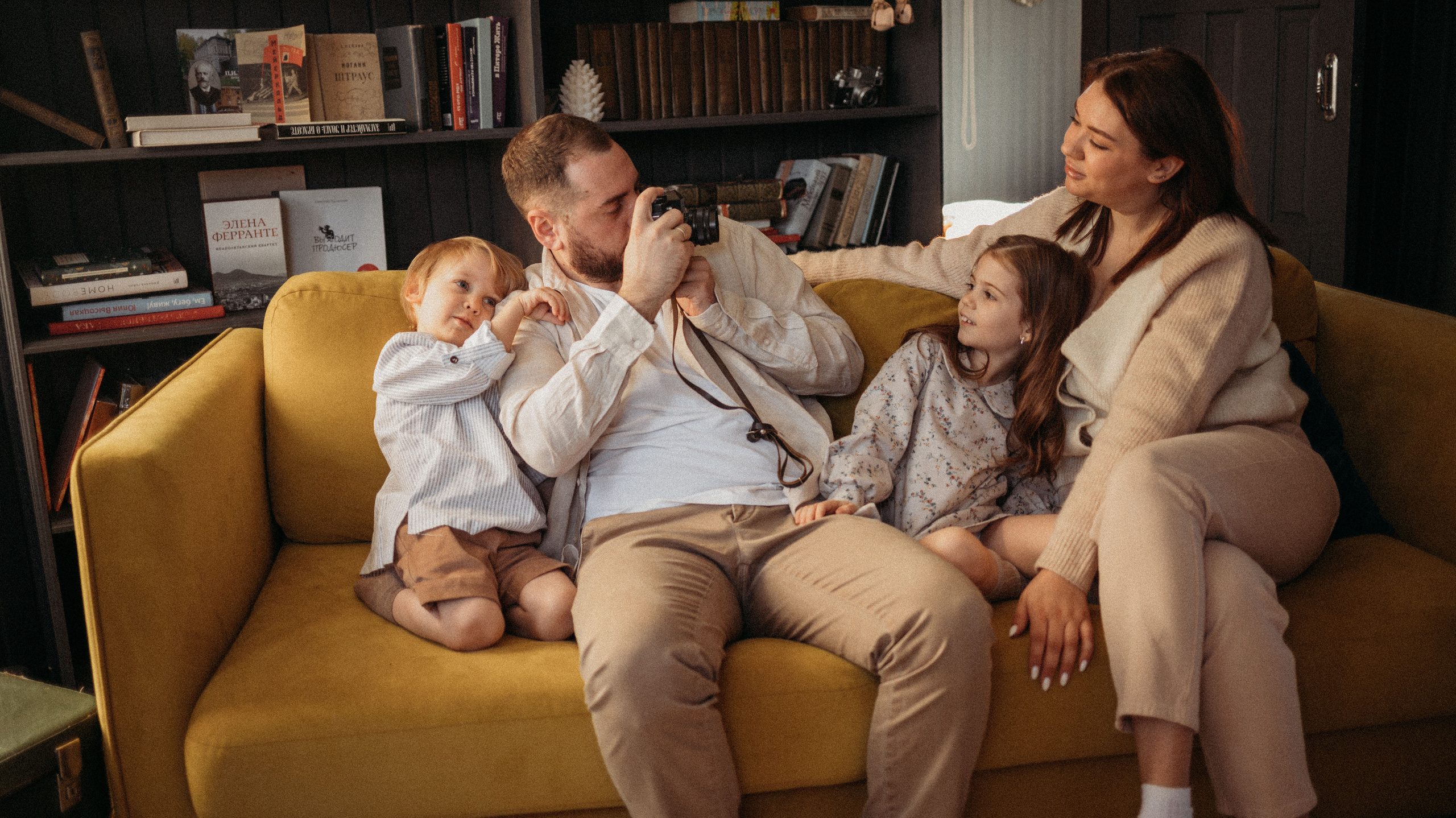 Ирина, Эдвард, Моника, Марсель. Всем привет! Меня зовут Евгения Попова и я семейный фотограф в Москве