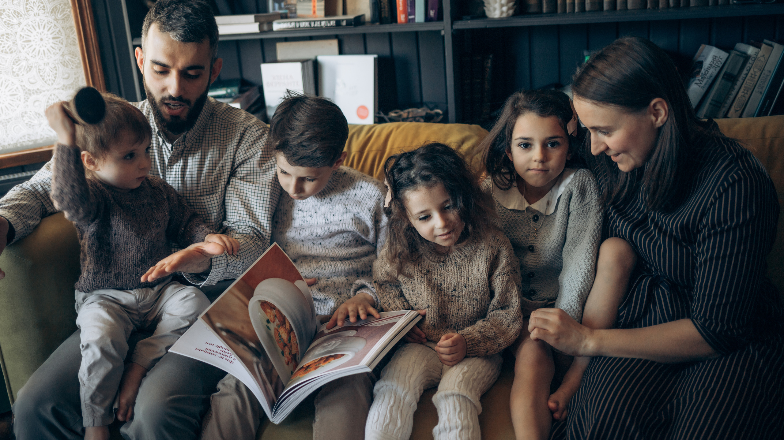 Анастасия, Манс, Паша, Маша, Саша, Федя. Всем привет! Меня зовут Евгения Попова и я семейный фотограф в Москве