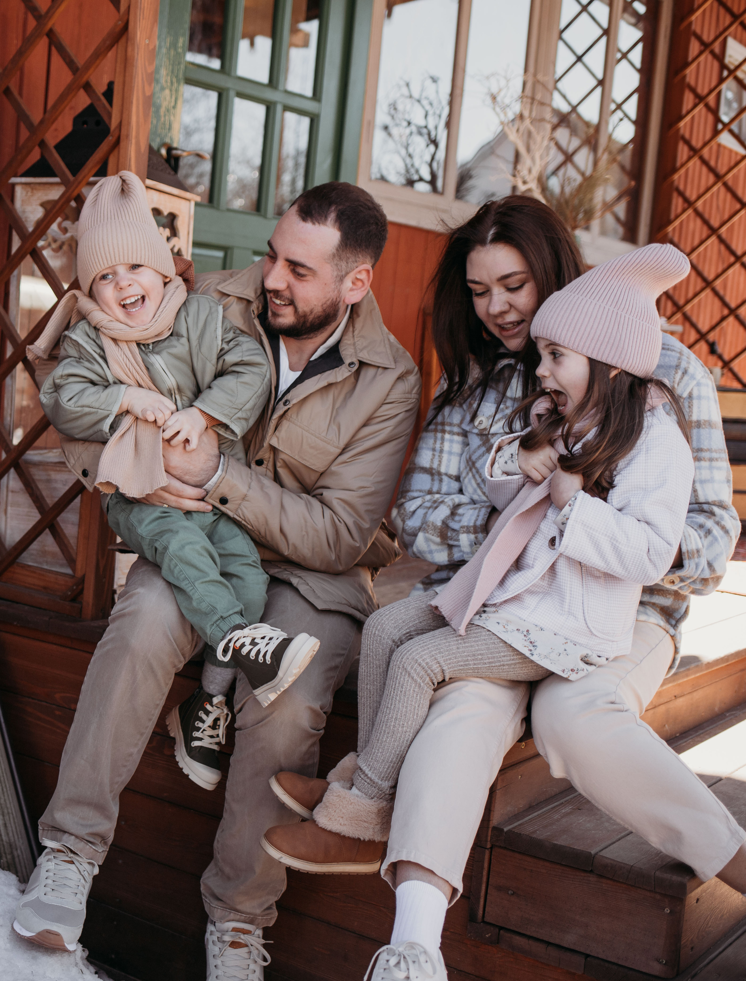 Ирина, Эдвард, Моника, Марсель. Всем привет! Меня зовут Евгения Попова и я семейный фотограф в Москве