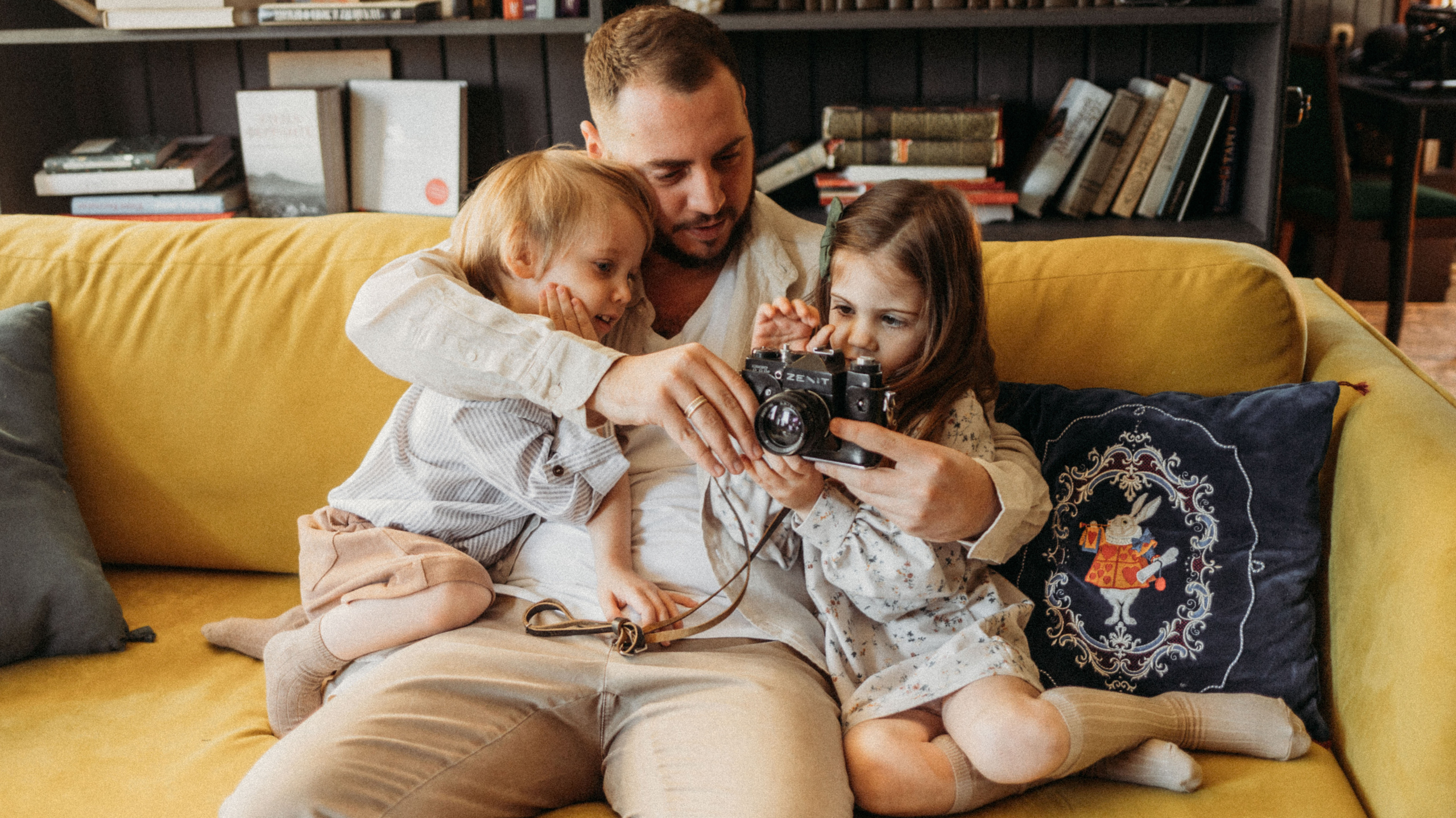Ирина, Эдвард, Моника, Марсель. Всем привет! Меня зовут Евгения Попова и я семейный фотограф в Москве
