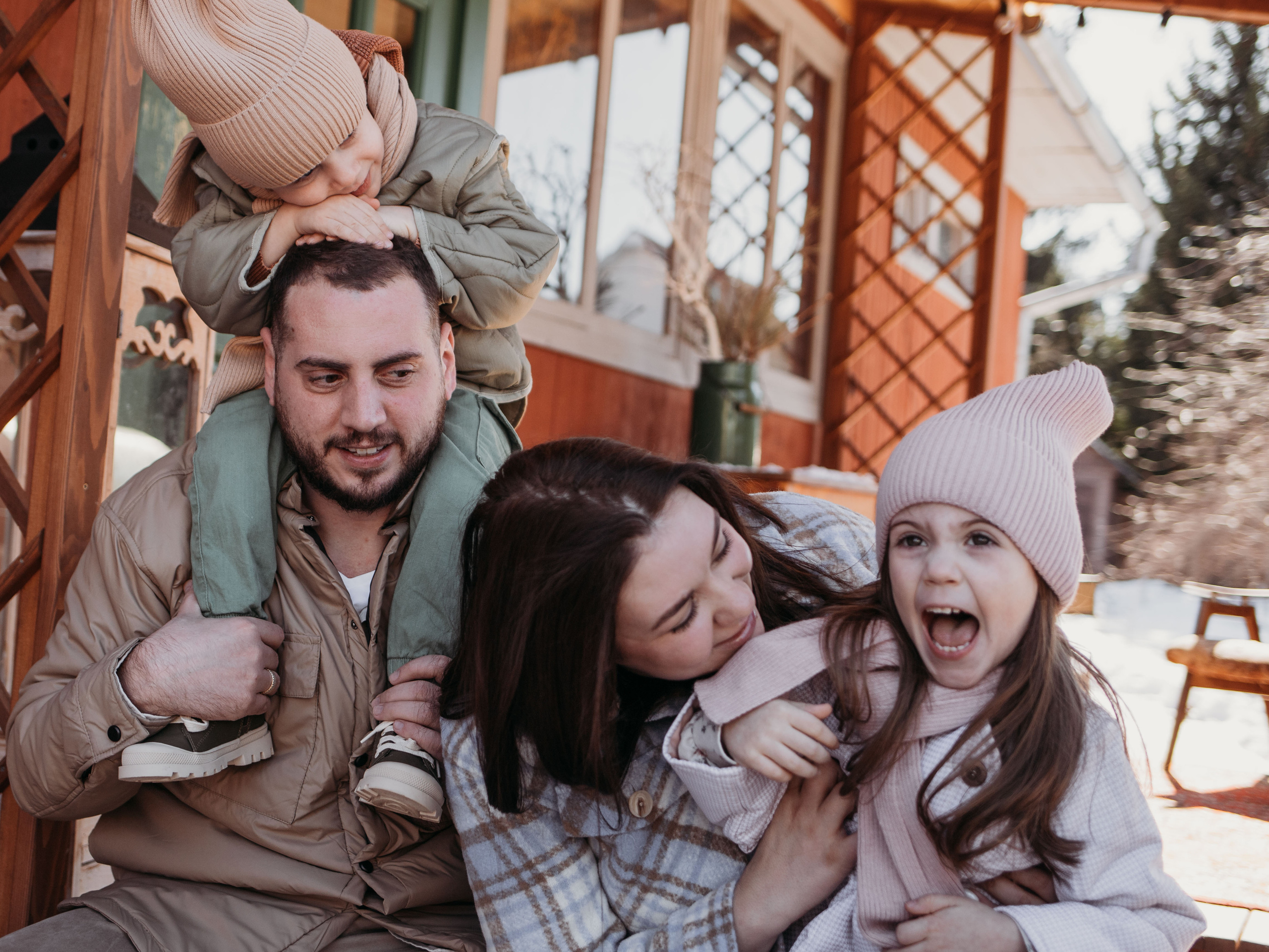Ирина, Эдвард, Моника, Марсель. Всем привет! Меня зовут Евгения Попова и я семейный фотограф в Москве