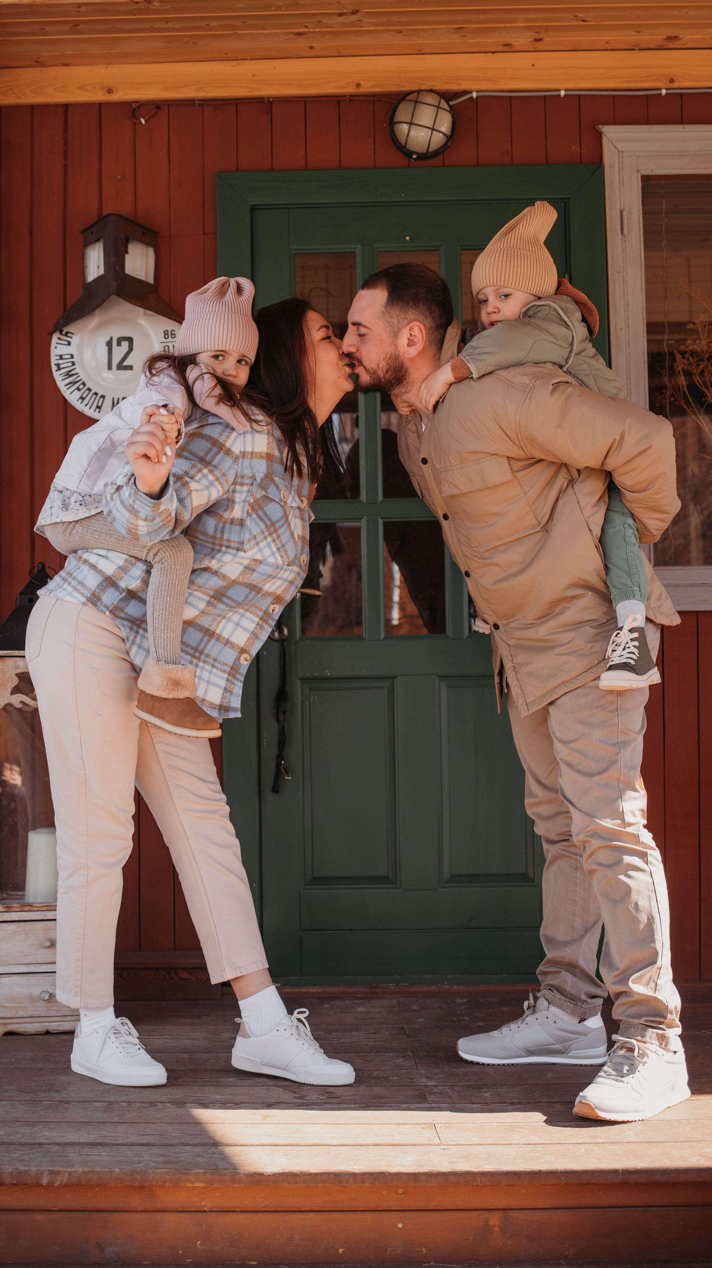 Ирина, Эдвард, Моника, Марсель. Всем привет! Меня зовут Евгения Попова и я семейный фотограф в Москве