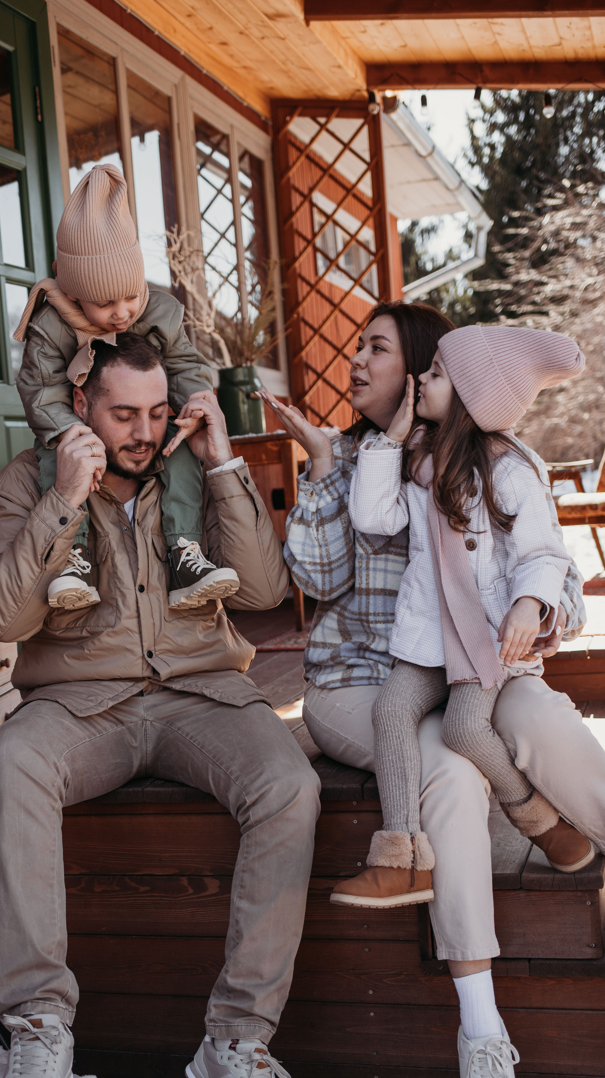 Ирина, Эдвард, Моника, Марсель. Всем привет! Меня зовут Евгения Попова и я семейный фотограф в Москве