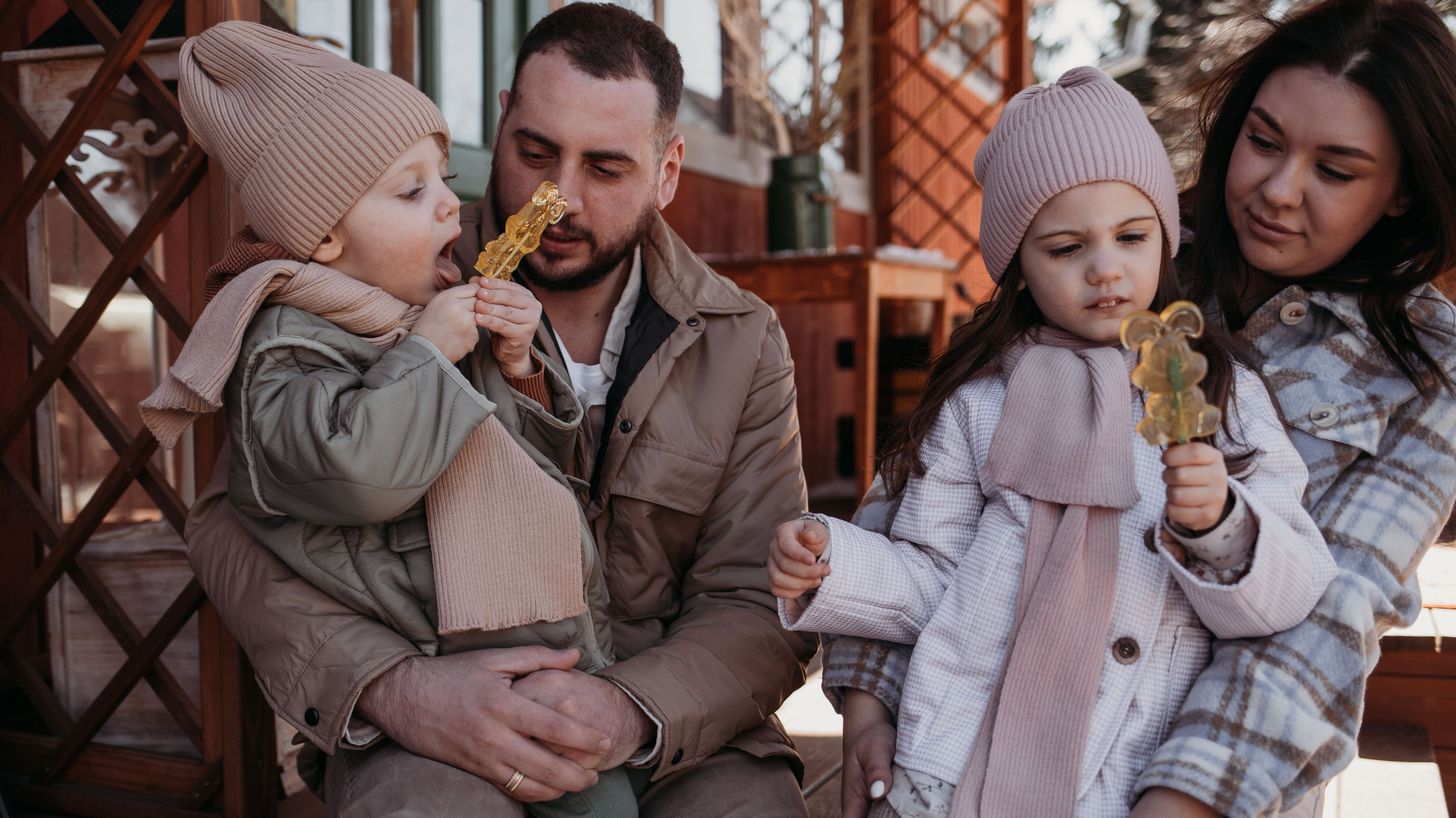 Ирина, Эдвард, Моника, Марсель. Всем привет! Меня зовут Евгения Попова и я семейный фотограф в Москве