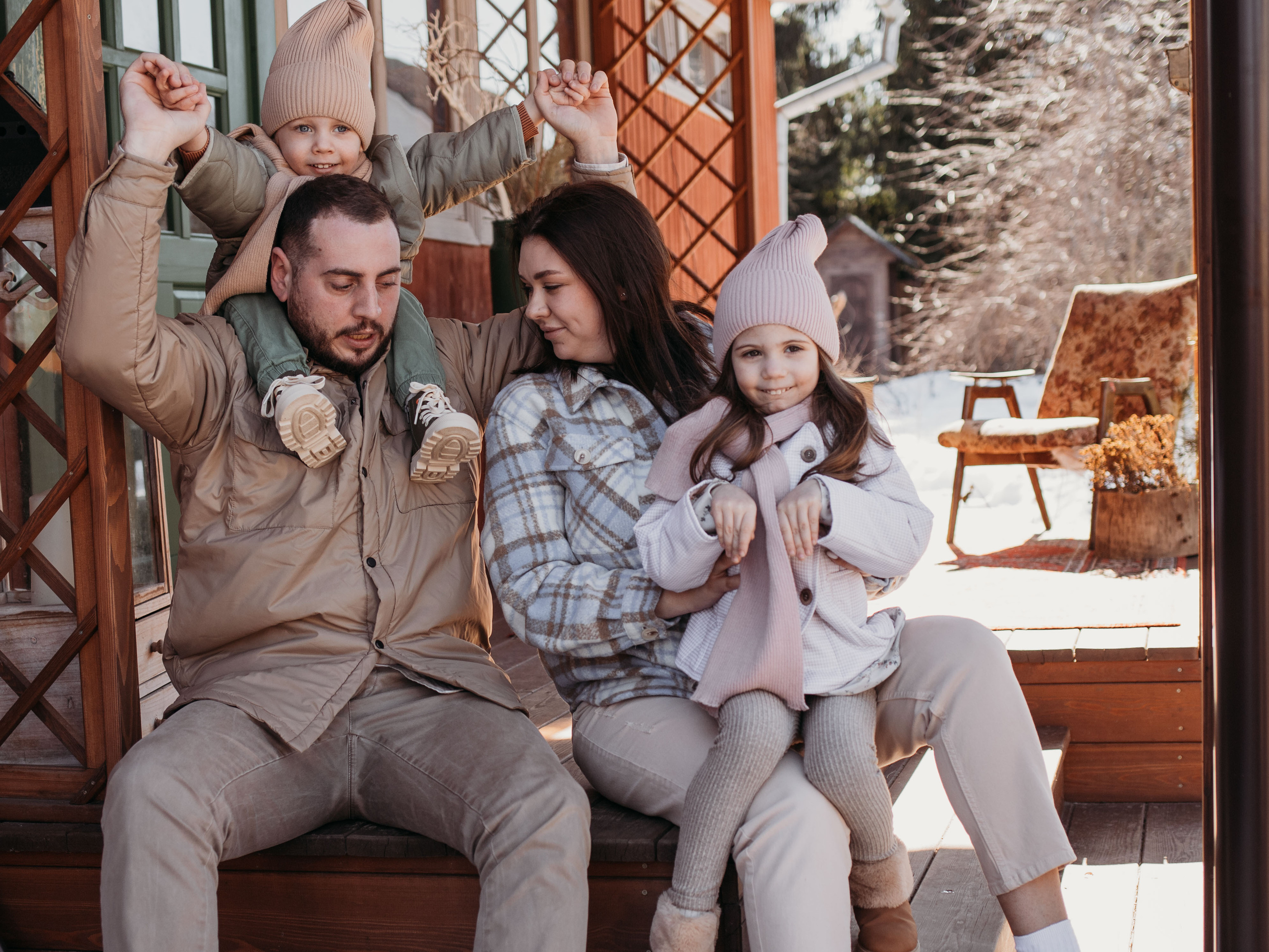 Ирина, Эдвард, Моника, Марсель. Всем привет! Меня зовут Евгения Попова и я семейный фотограф в Москве