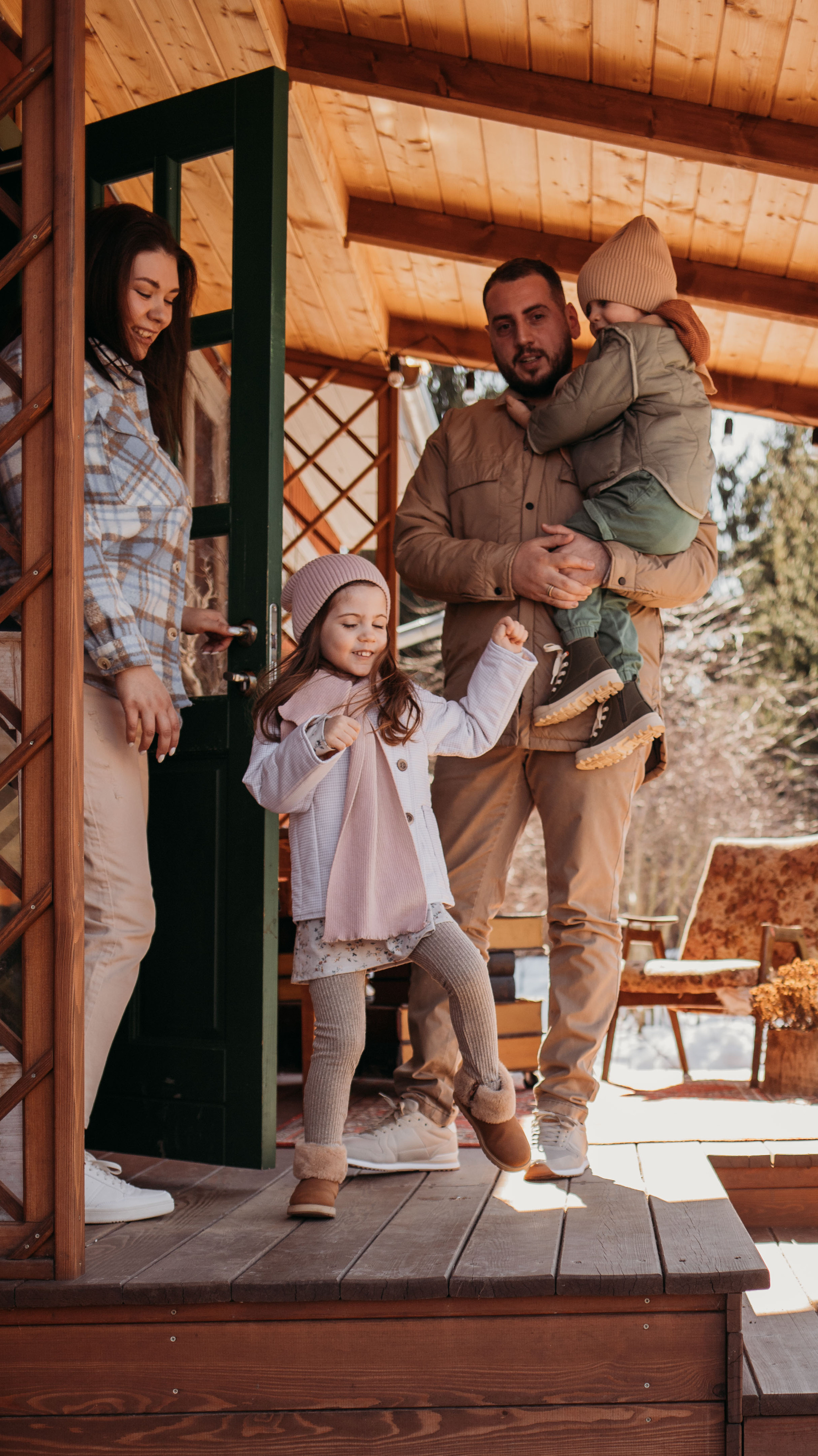 Ирина, Эдвард, Моника, Марсель. Всем привет! Меня зовут Евгения Попова и я семейный фотограф в Москве