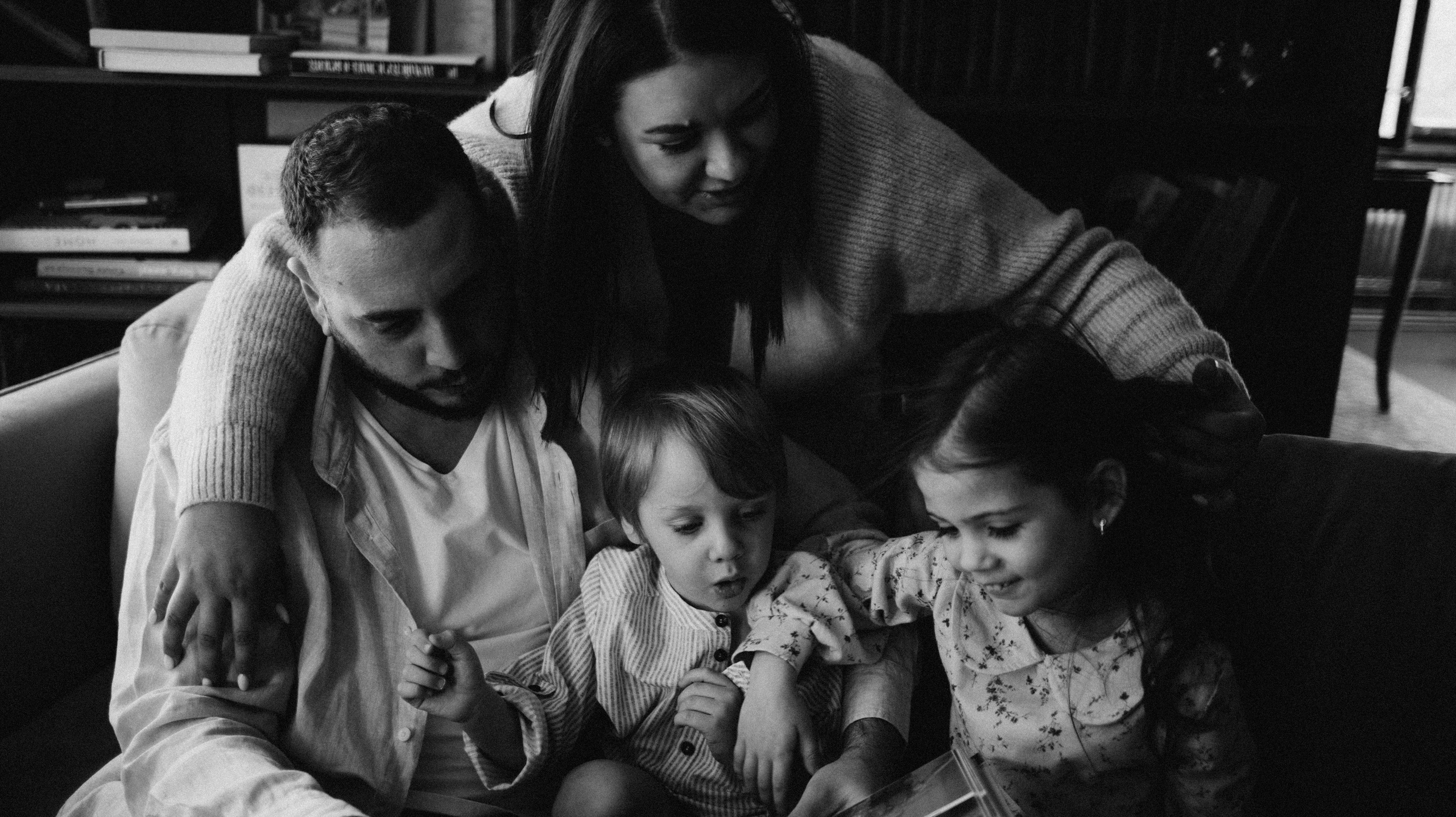 Ирина, Эдвард, Моника, Марсель. Всем привет! Меня зовут Евгения Попова и я семейный фотограф в Москве