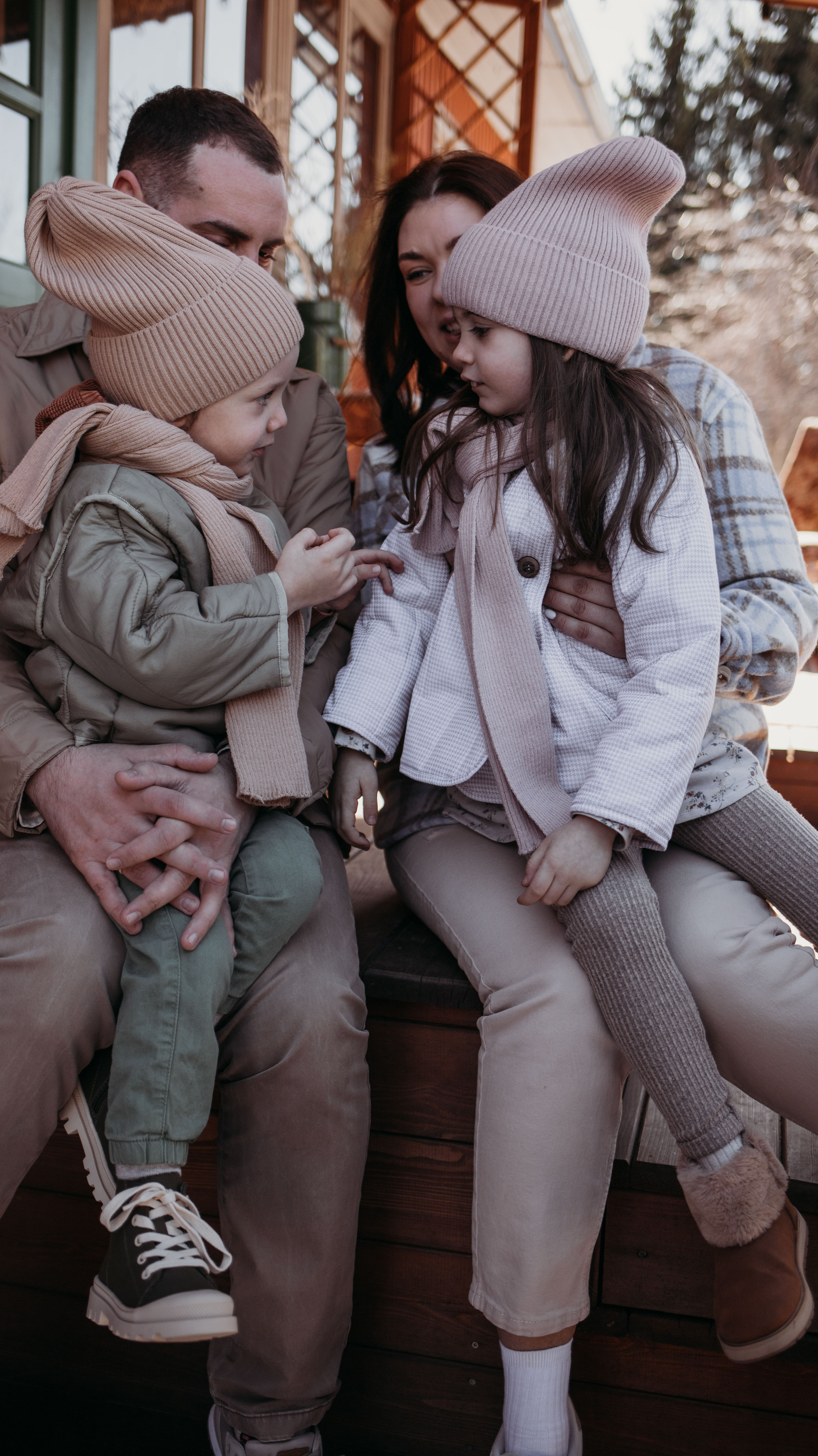 Ирина, Эдвард, Моника, Марсель. Всем привет! Меня зовут Евгения Попова и я семейный фотограф в Москве